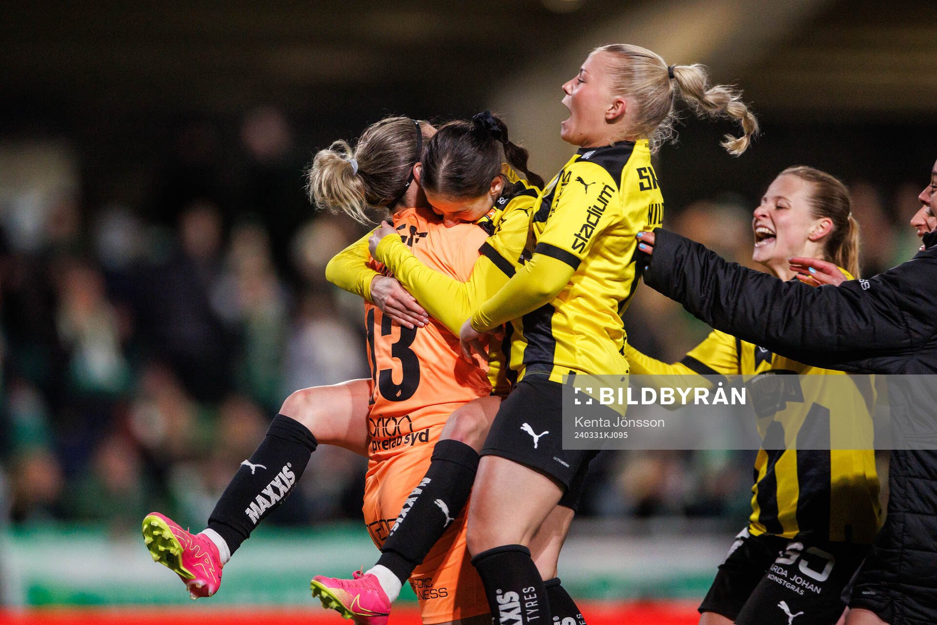 Häckens målvakt Jennifer Falk jublar med lagkamrater