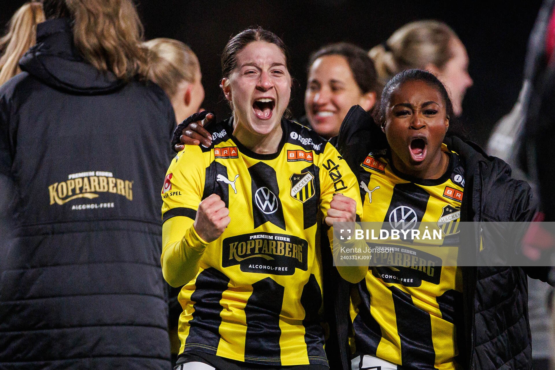 Häckens Ruby Grant och Monica Jusu Bah jublar