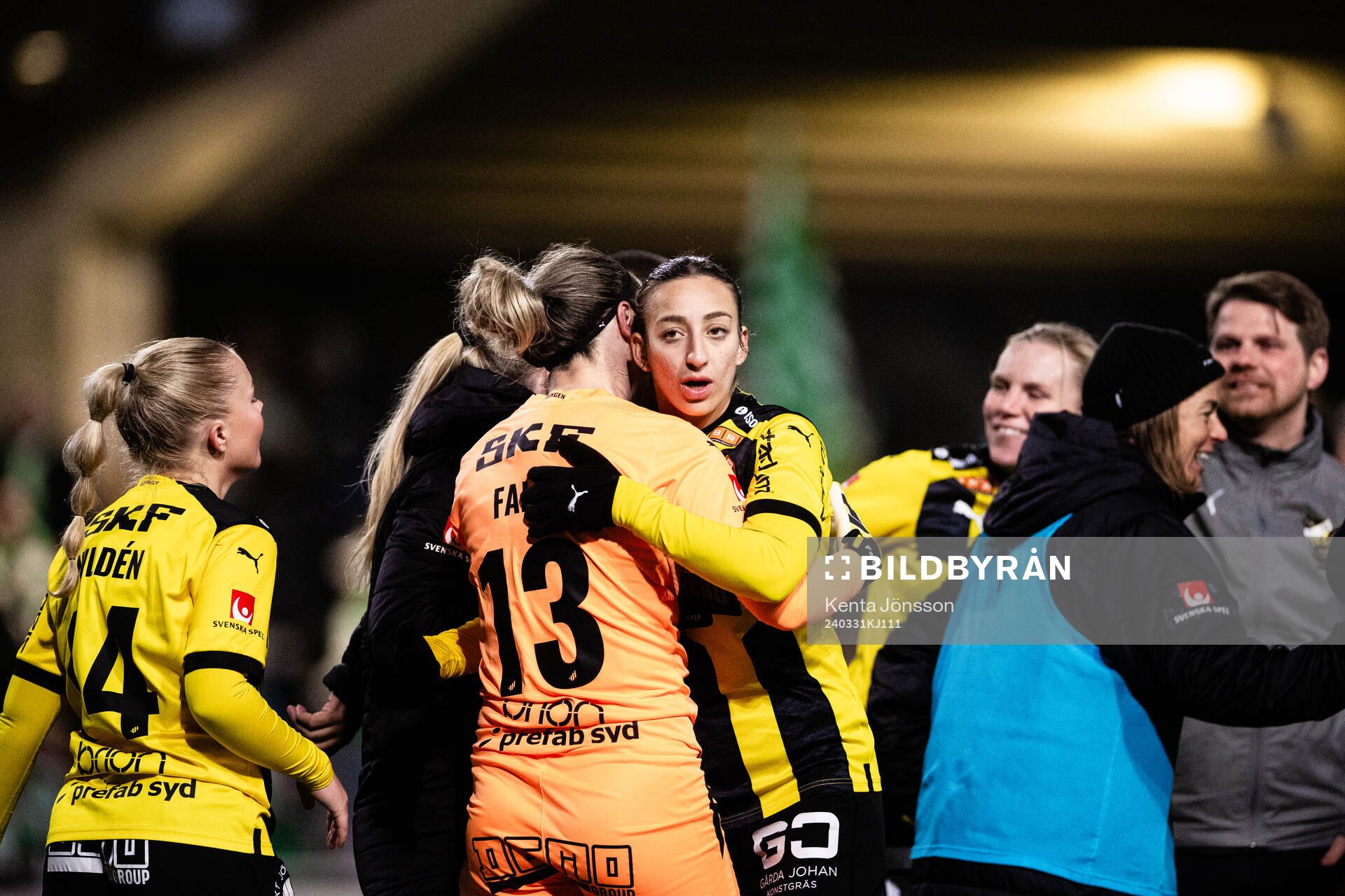 Häckens målvakt Jennifer Falk och Rusul Rosa Kafaji jublar