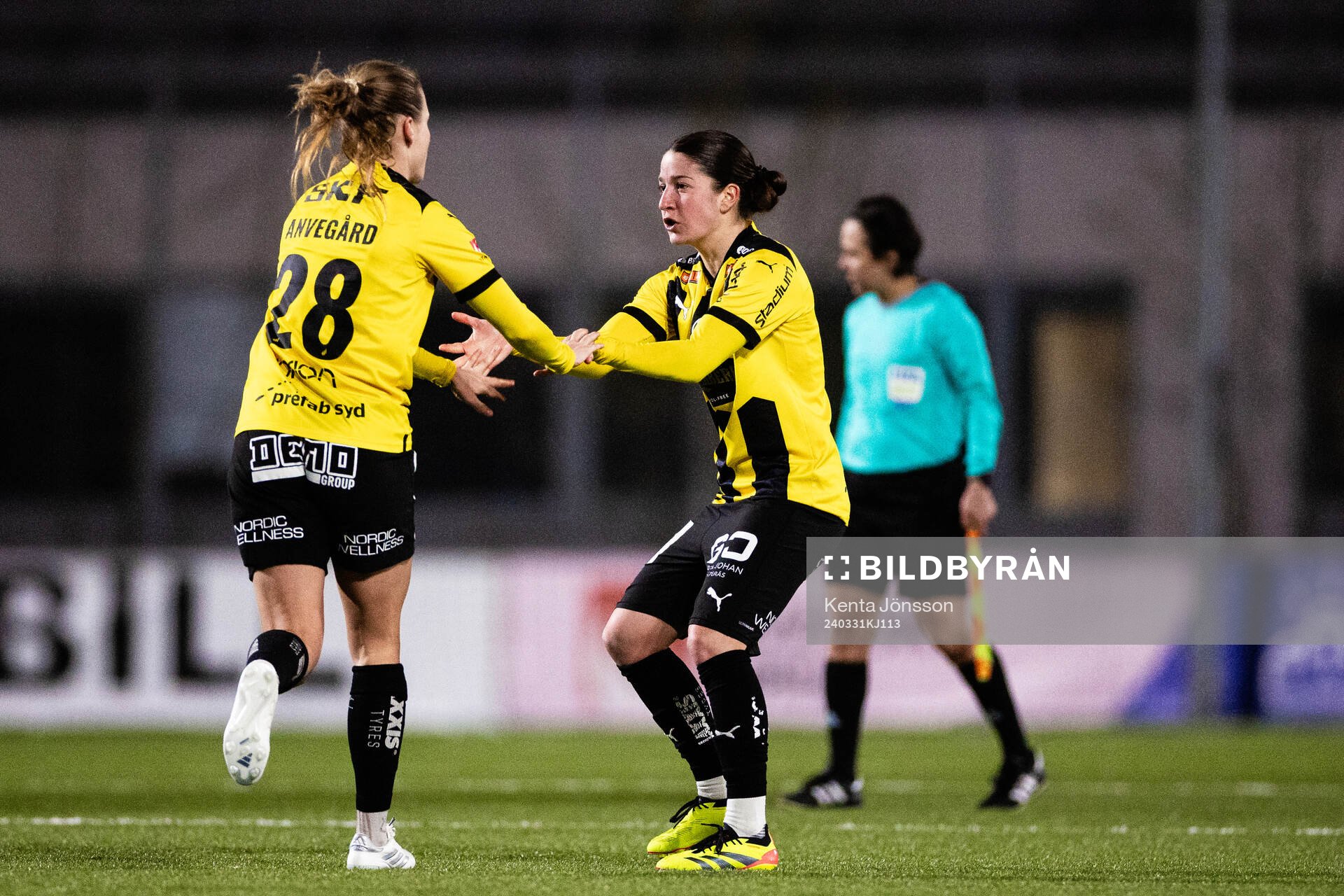 Häckens Anna Anvegård och Hanna Wijk jublar