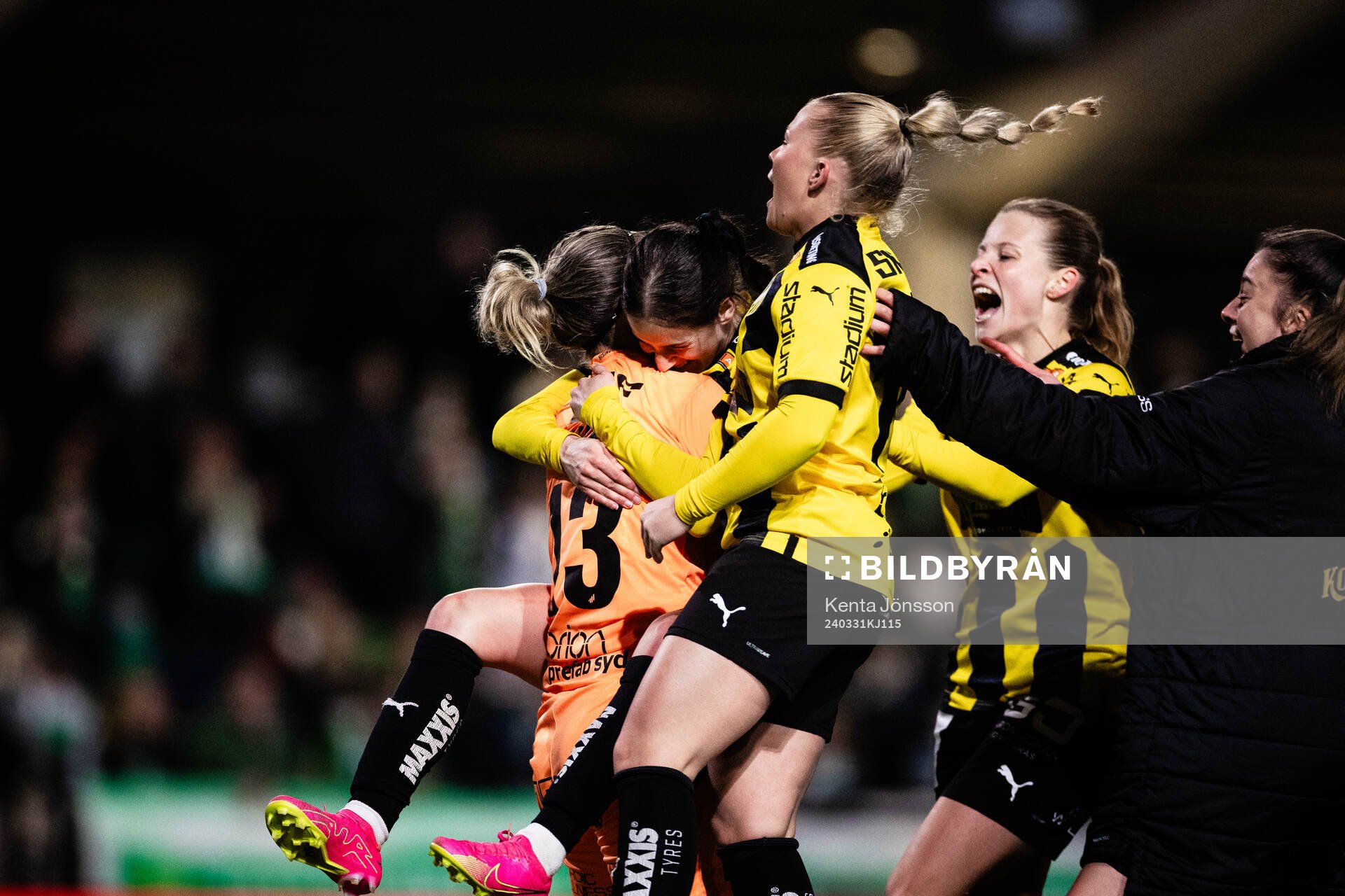Häckens målvakt Jennifer Falk jublar med Lariseym Matilda