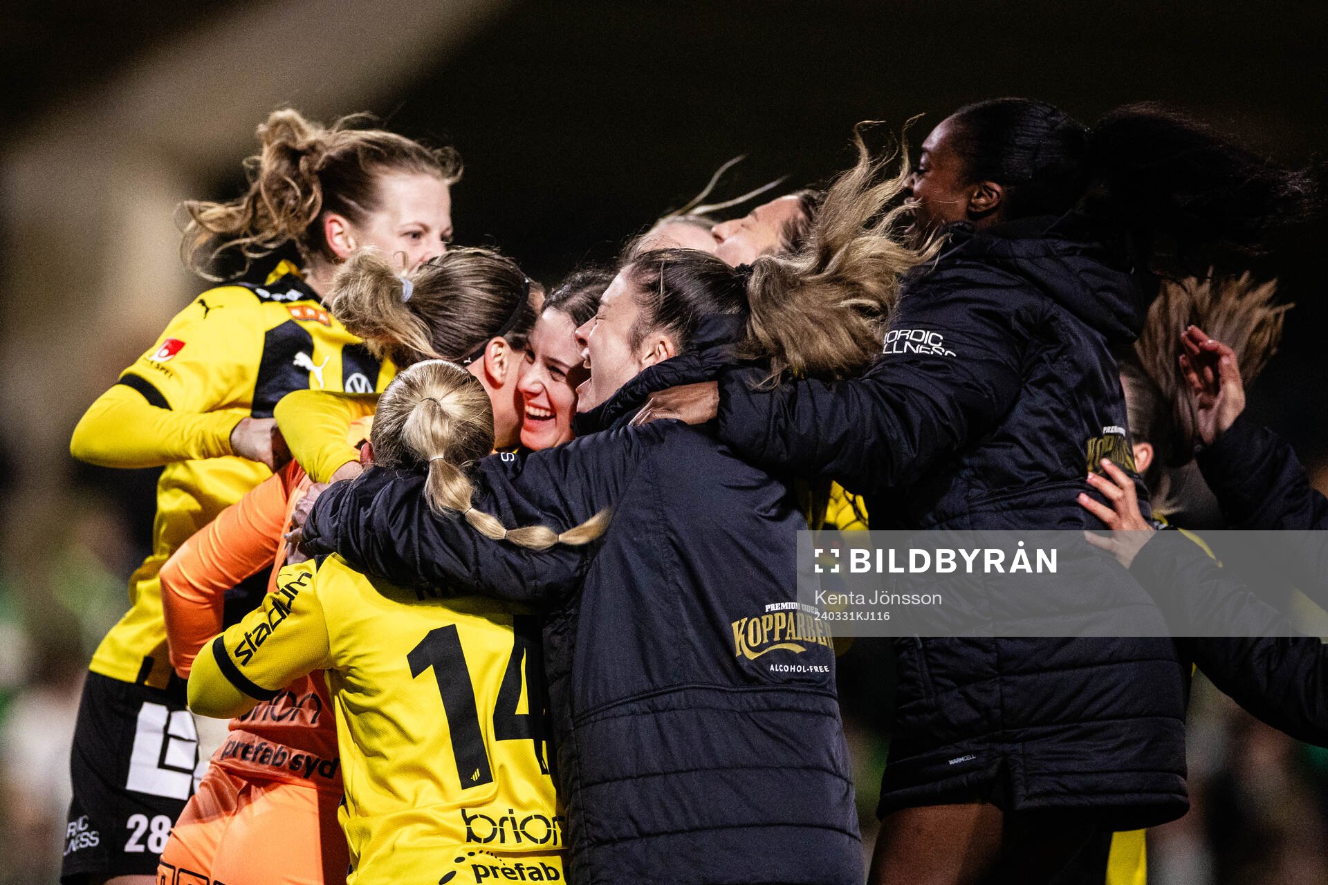 Häckens målvakt Jennifer Falk jublar med lagkamrater
