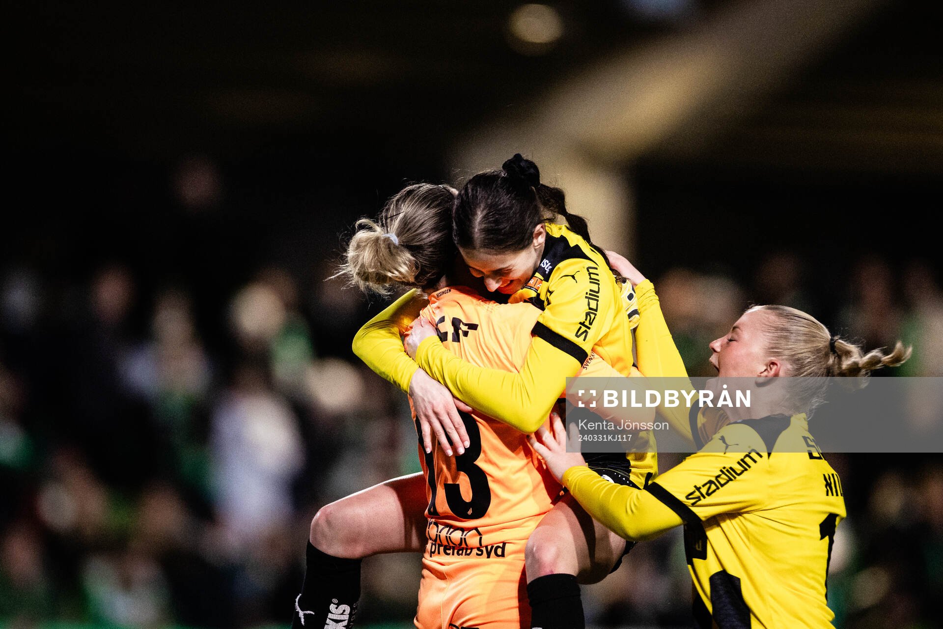 Häckens målvakt Jennifer Falk jublar med Clarissa Larisey