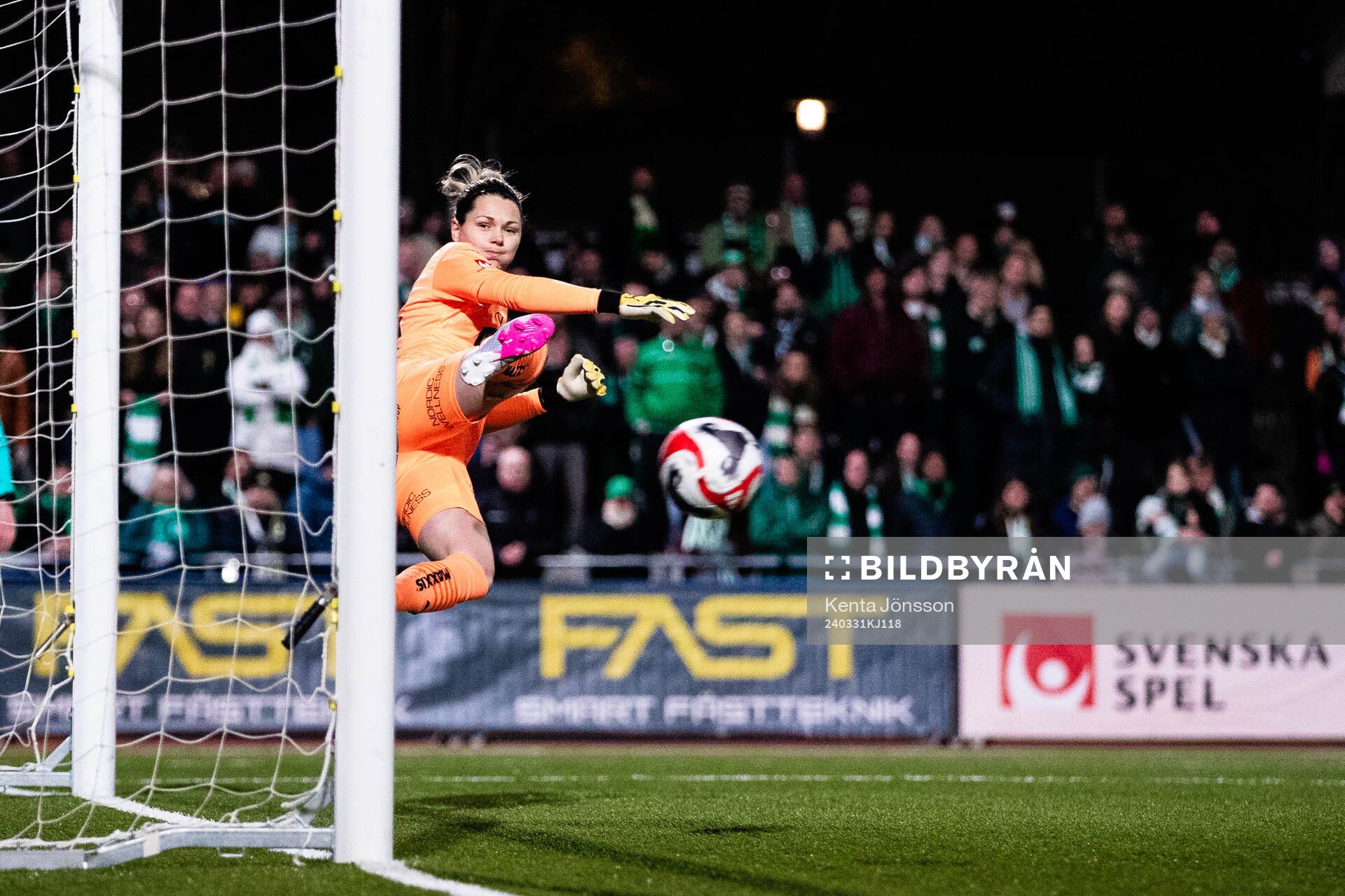 Hammarbys Eva Nyström gör mål bakom Häckens målvakt Jennifer Falk i straffläggnignen under semifinalen i Svenska Cupen mellan Hammarby och Häcken den 31 mars 2024 i Stockholm. 
