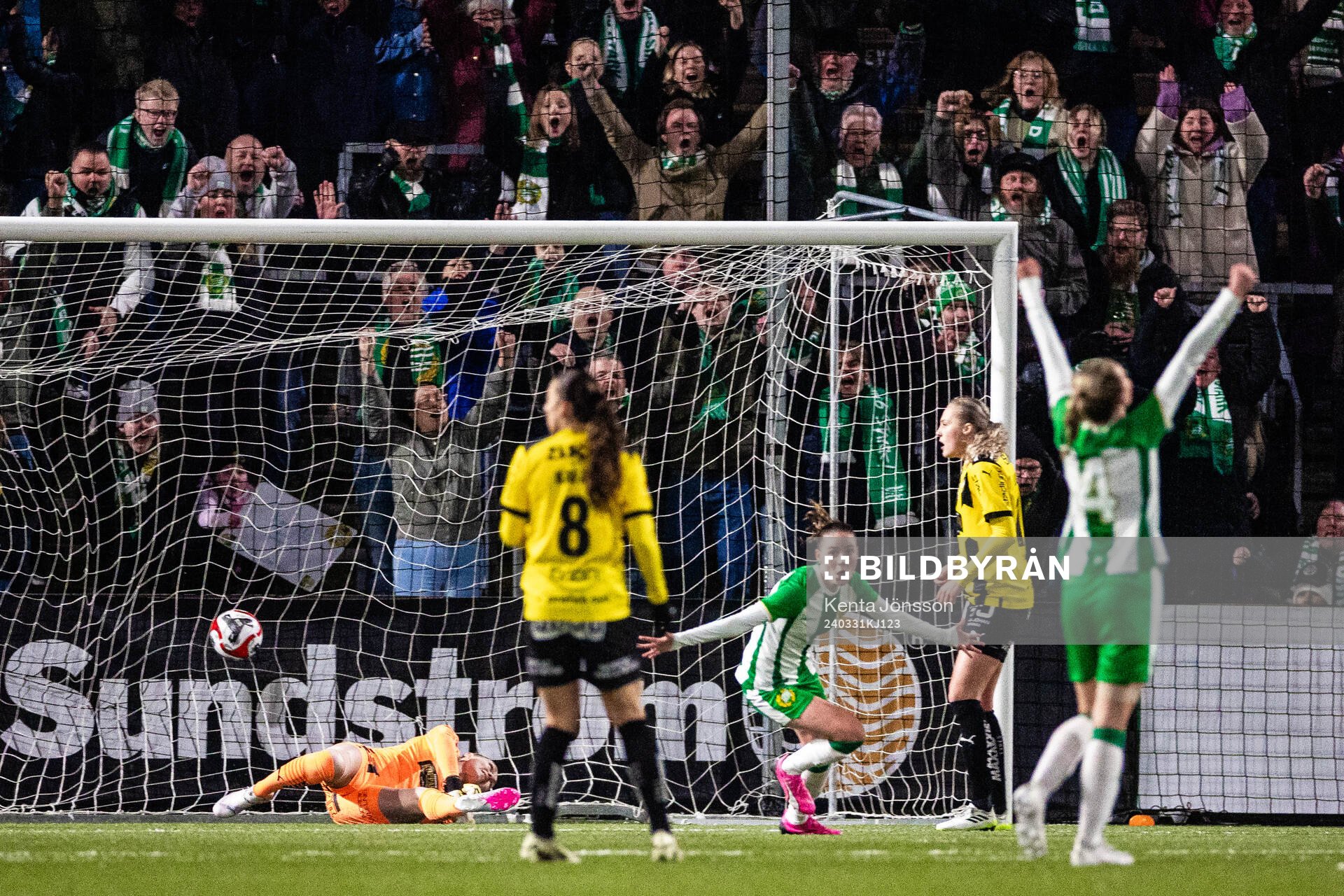 Hammarbys Smilla Vallotto gör 1-0 bakom Häckens målvakt