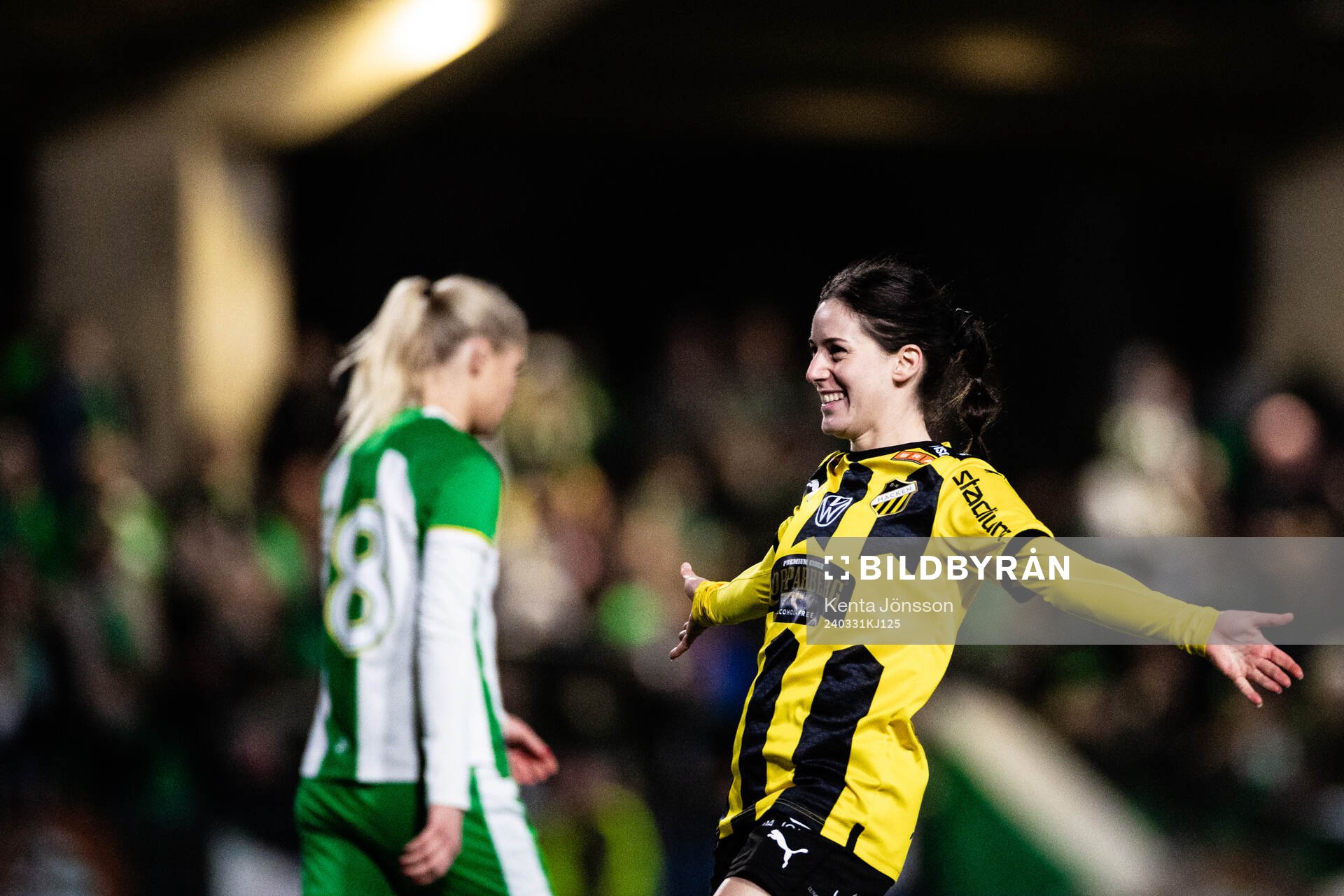 Häckens Clarissa Larisey jublar med Hammarbys Alice