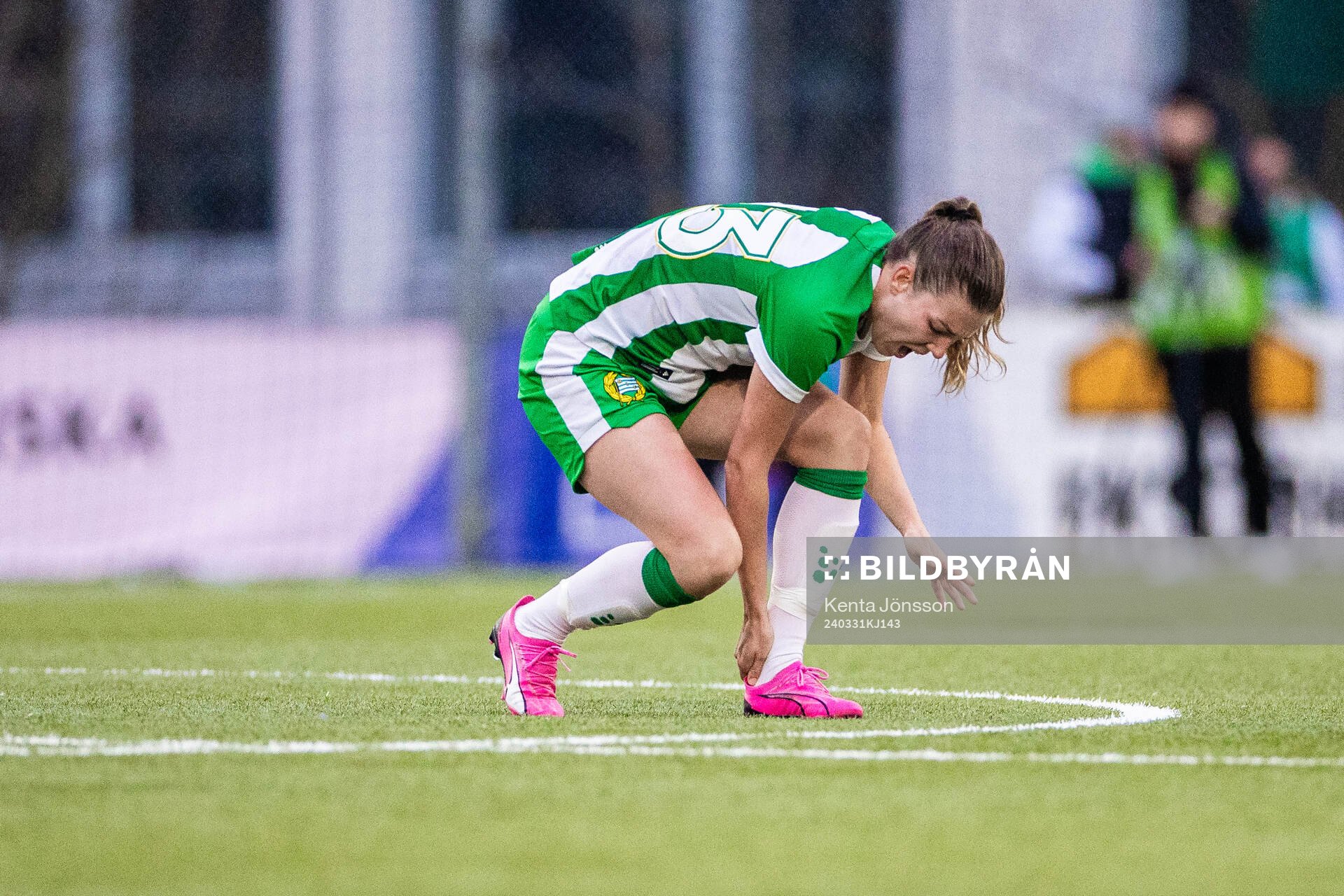 Hammarbys Emma Westin har ont under semifinalen i Svenska Cupen mellan Hammarby och Häcken den 31 mars 2024 i Stockholm. 