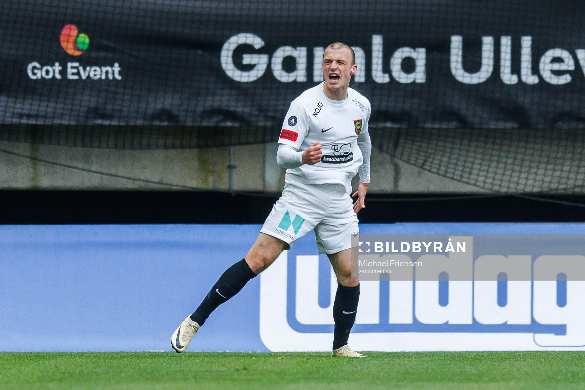Brommapojkarnas Adam Skanning Jakobsen jublar