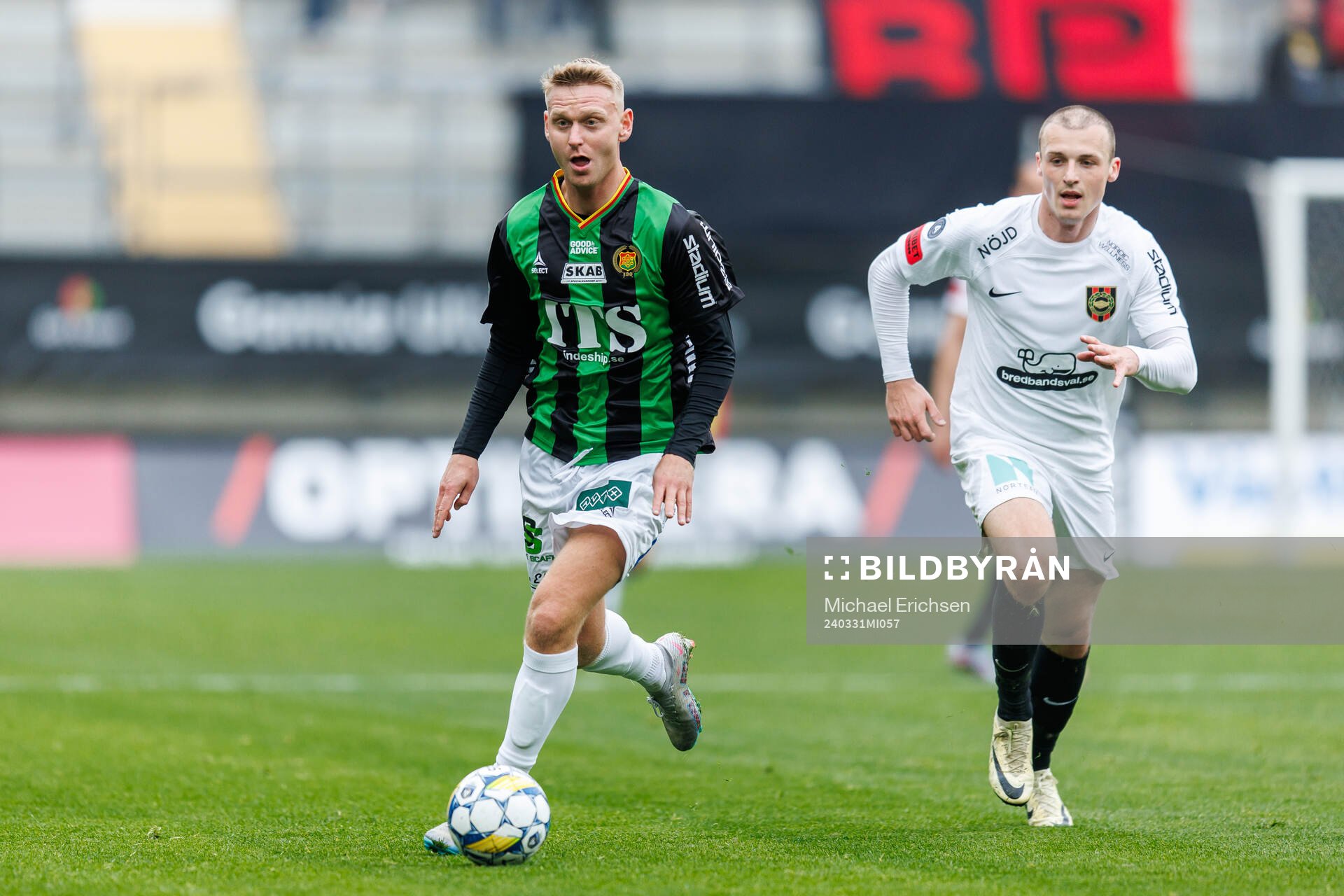 GAIS Joackim Åberg och Brommapojkarnas Adam Skanning Jakobsen under fotbollsmatchen i Allsvenskan mellan GAIS och Brommapojkarna den 31 mars 2024 i Göteborg.