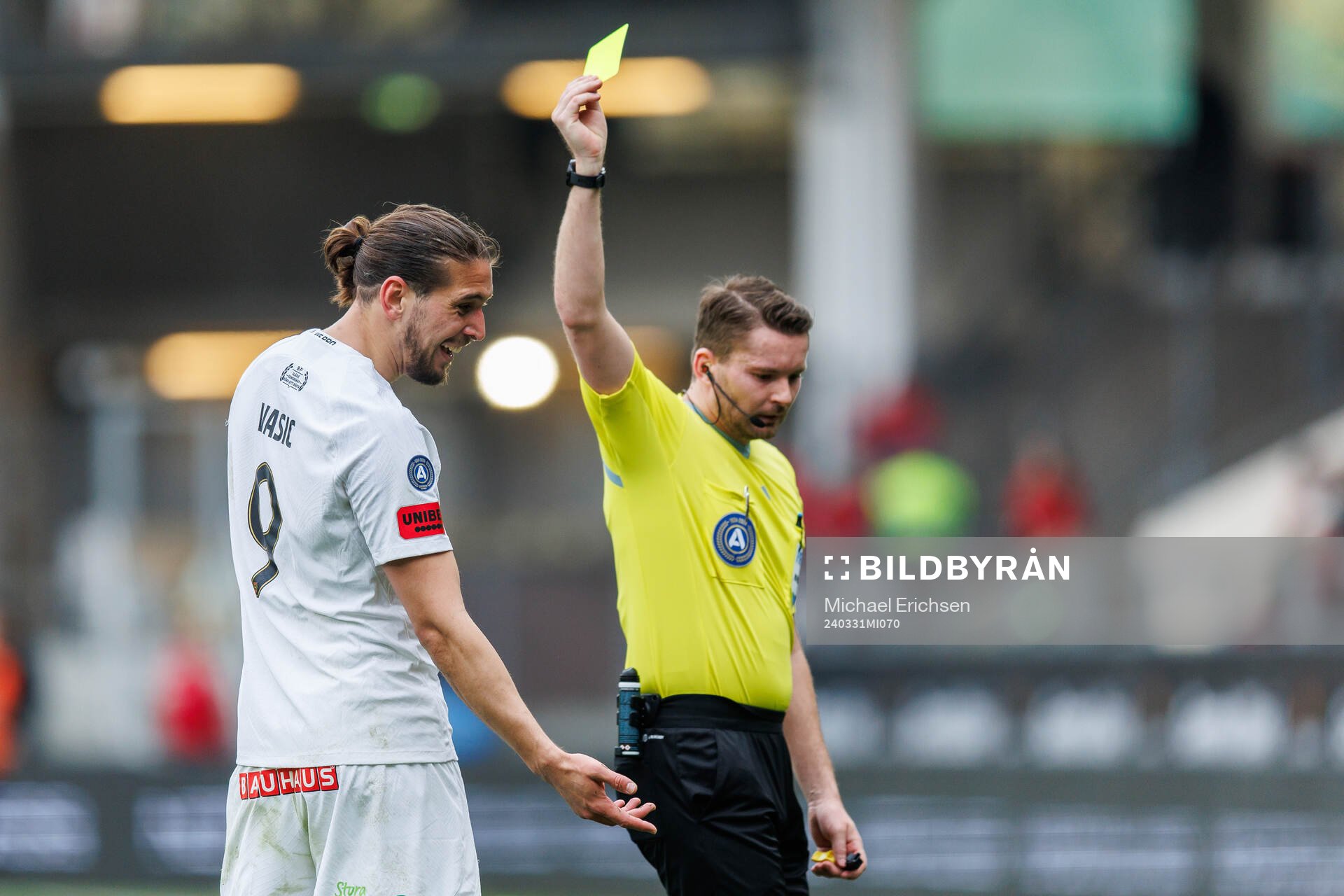 Brommapojkarnas Nikola Vasic får ett gult kort