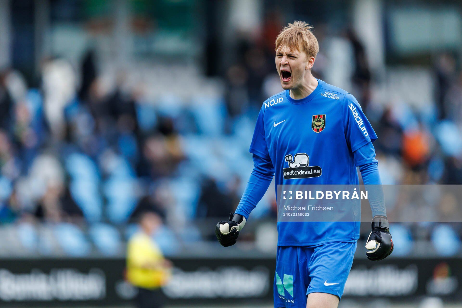 Brommapojkarnas målvakt Lucas Bergström jublar