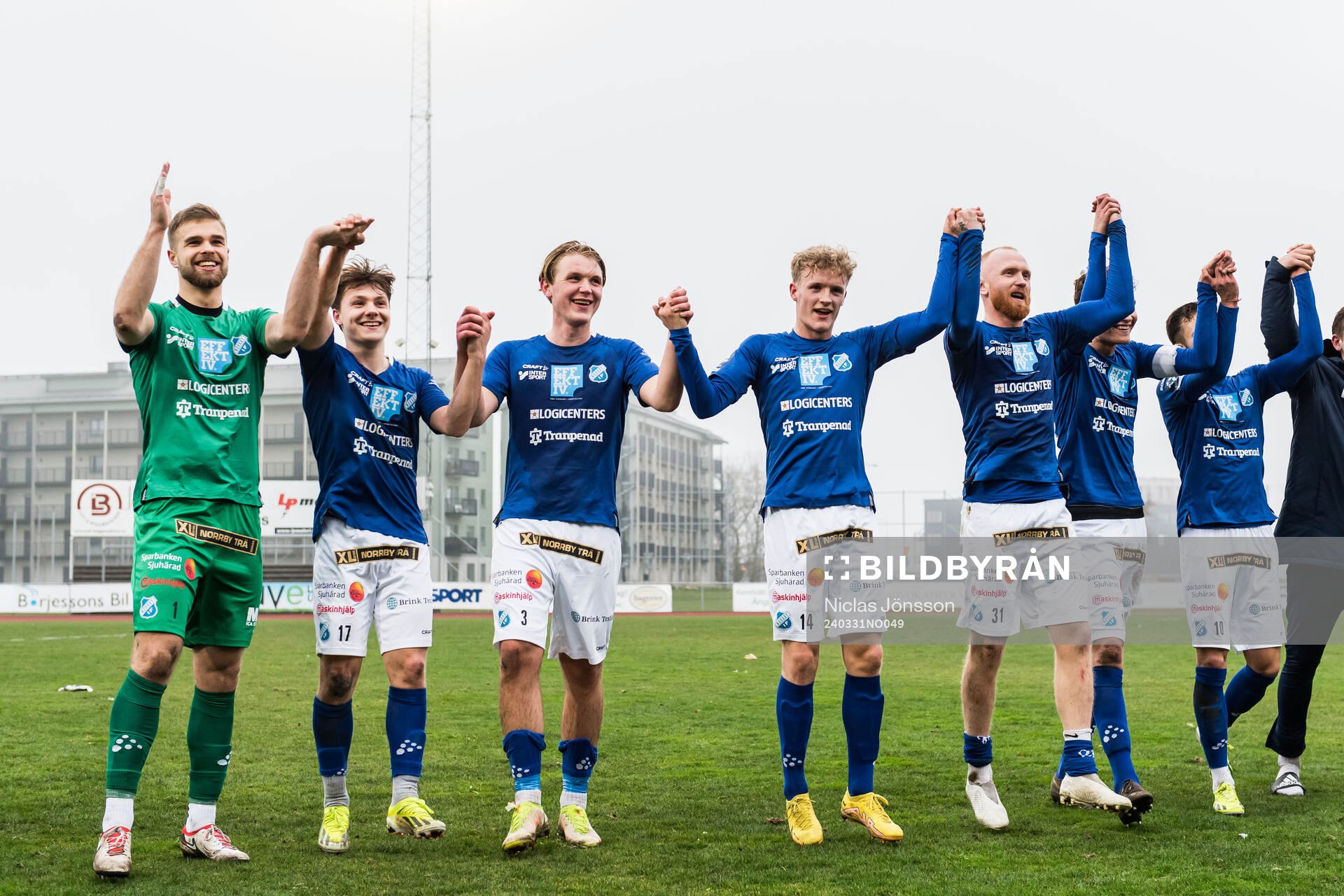 Norrby IFs spelarna jublar
