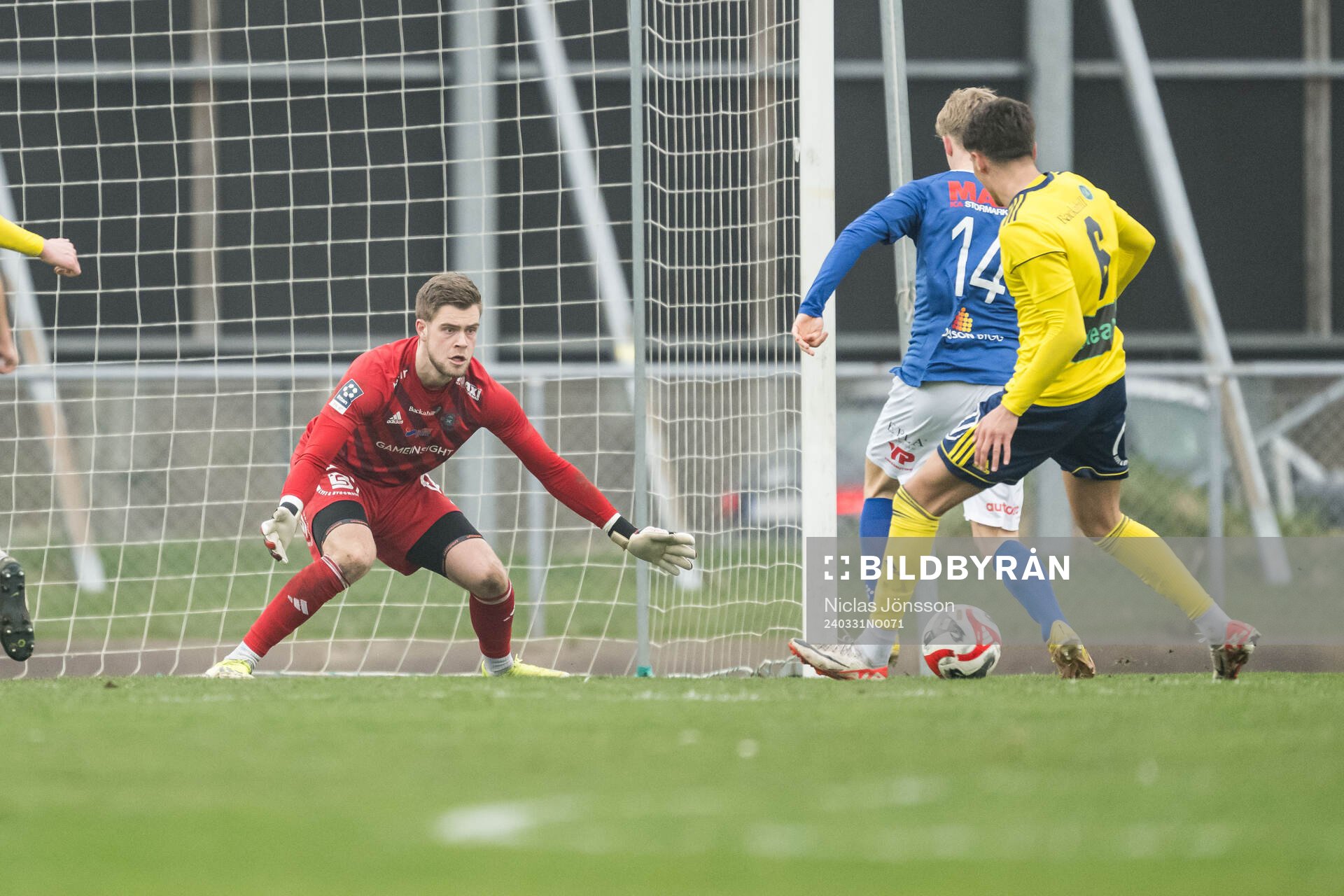 Ängelholms målvakt Robin Streifert och Vilgot Carlsson under fotbollsmatchen i Division 1 Södra mellan Ängelholm och Norrby IF den 31 mars 2024 i Ängelholm.