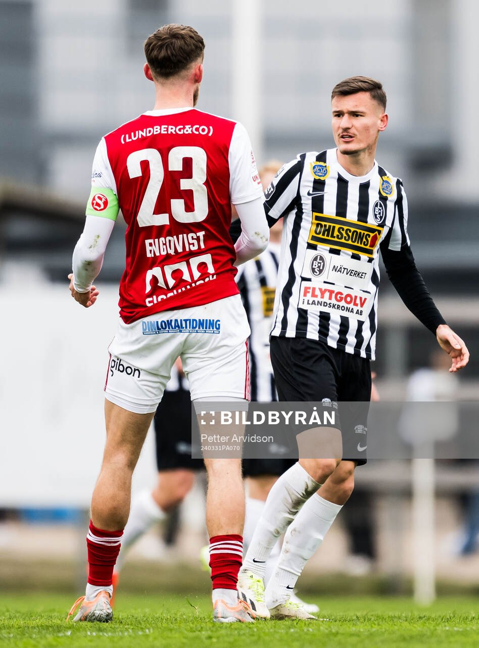 Sandvikens IFs Emil Engqvist och Landskronas Robin Dzabic