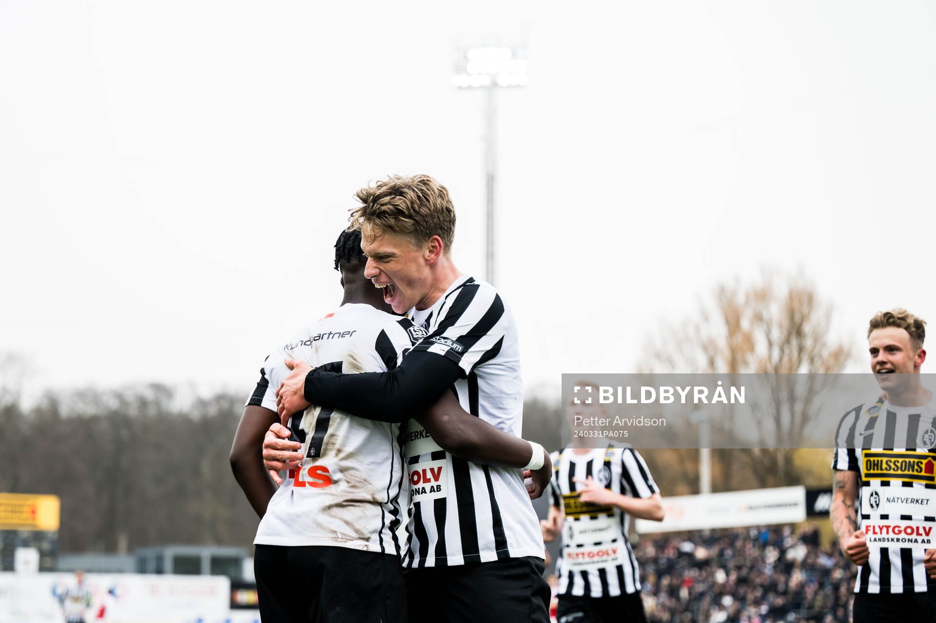Landskronas Kofi Asare och Frederik Ihler jublar