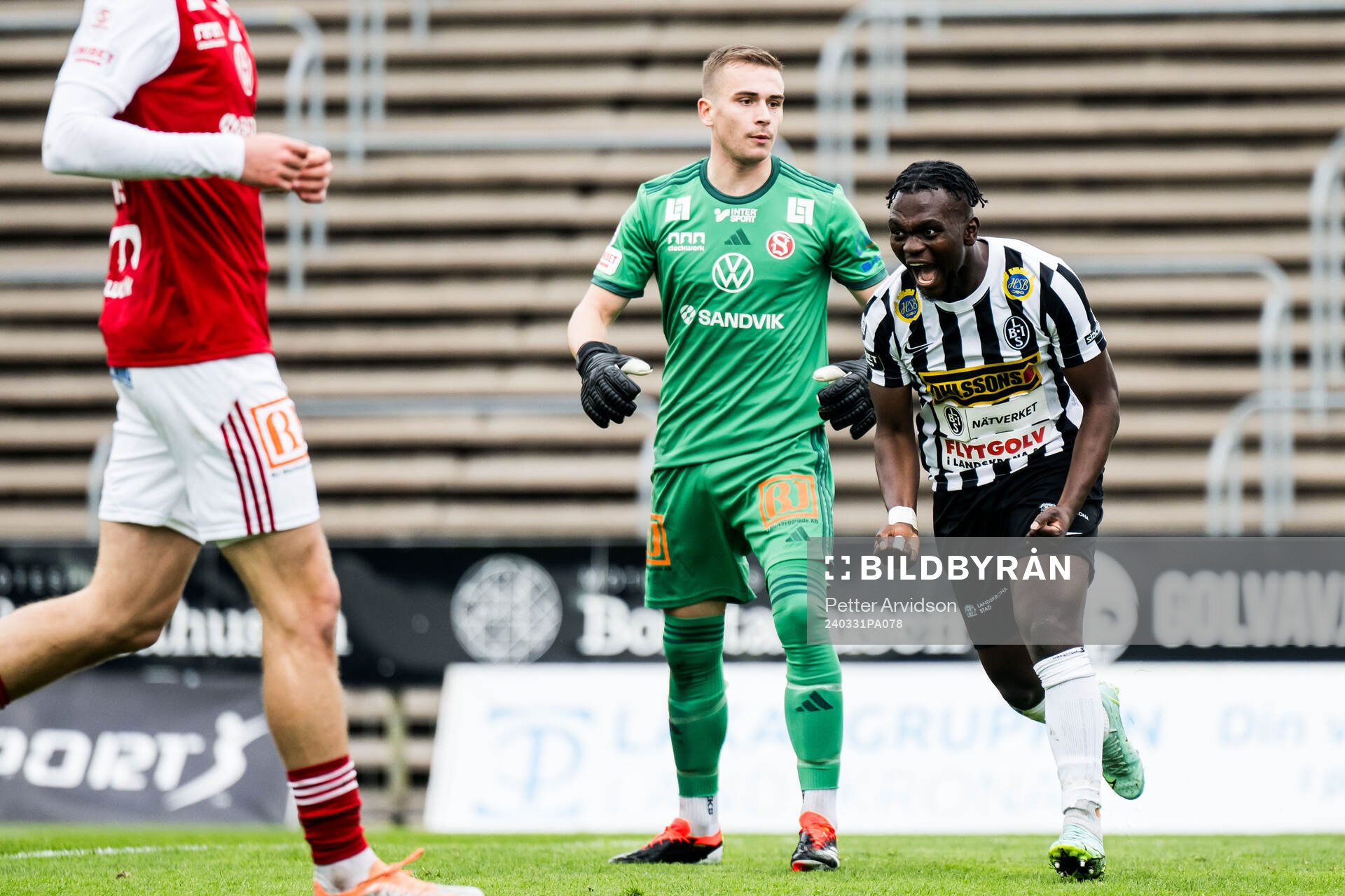 Sandvikens IFs målvakt Felix Jakobsson deppar och