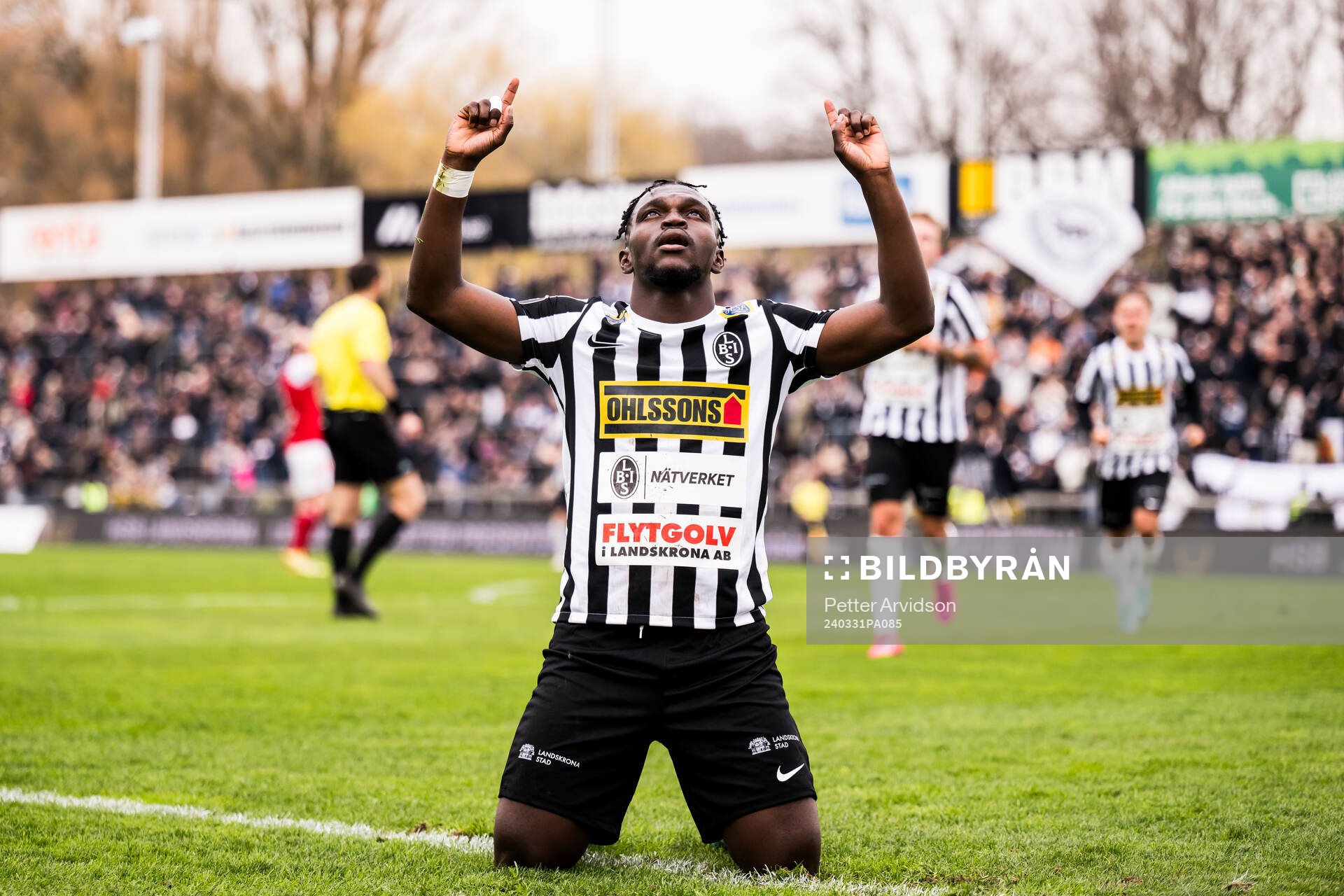 Landskronas Kofi Asare jublar efter 2-0 under fotbollsmatchen i Superettan mellan Landskrona och Sandvikens IF den 31 mars 2024 i Landskrona.