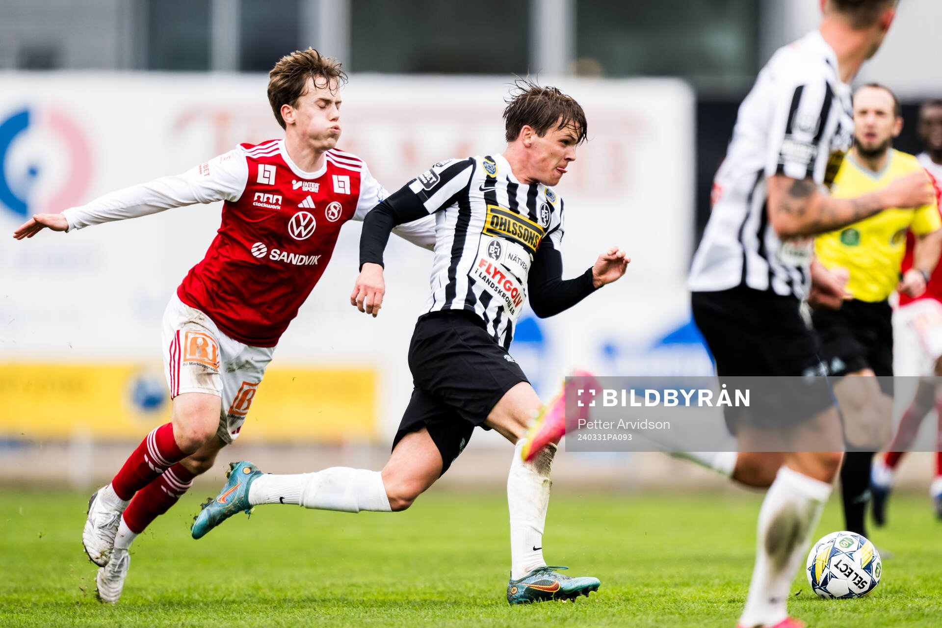 Sandvikens IFs Lukas Vikgren och Landskronas Victor Karlsson