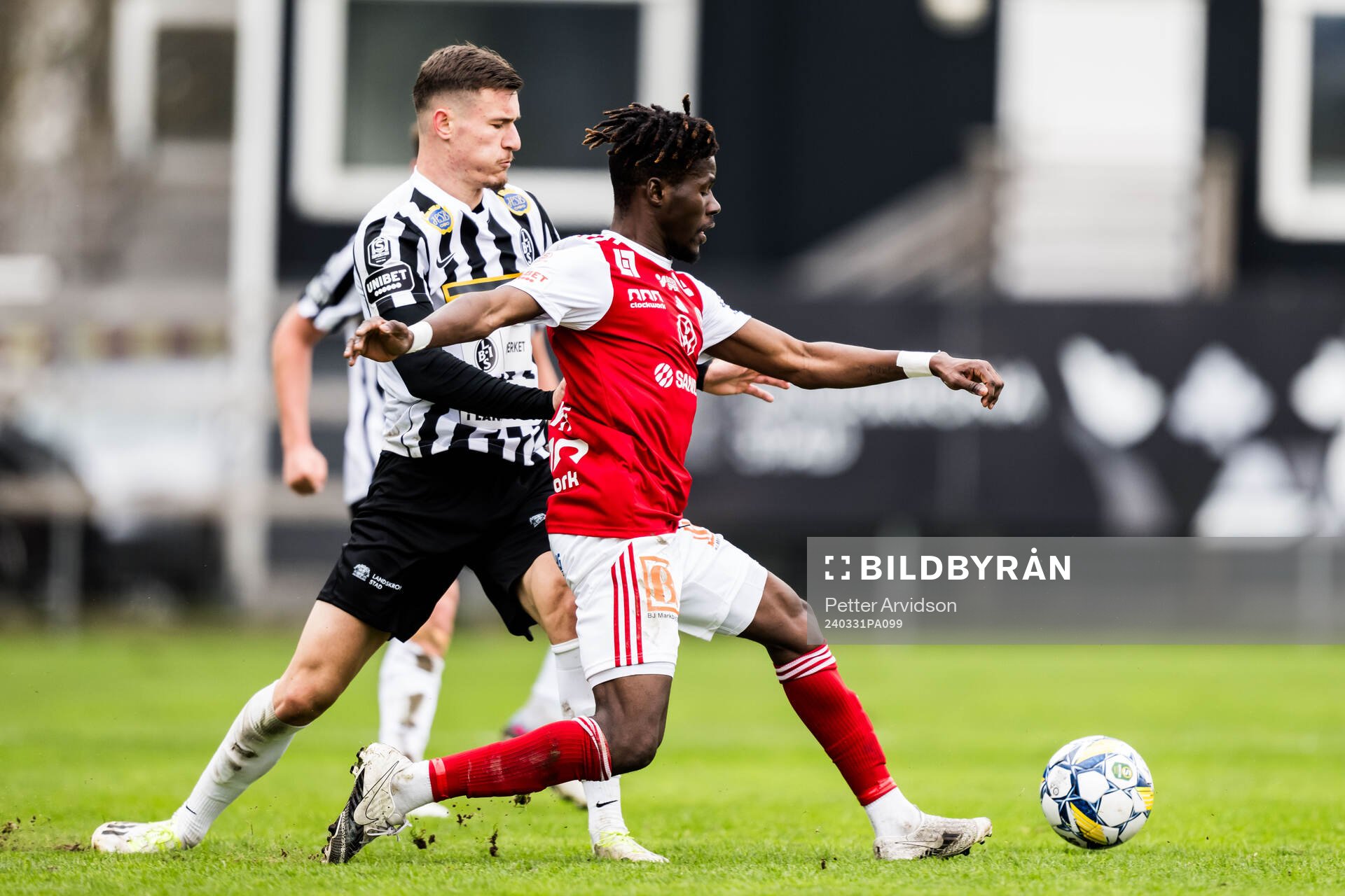 Landskronas Robin Dzabic och Sandvikens IFs Mamadou Kouyate under fotbollsmatchen i Superettan mellan Landskrona och Sandvikens IF den 31 mars 2024 i Landskrona.
