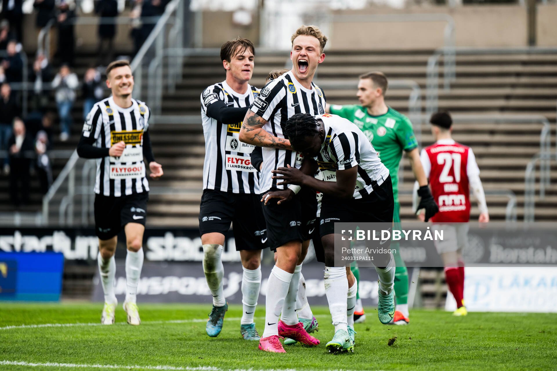 Landskronas Frederik Ihler och Kofi Asare jublar