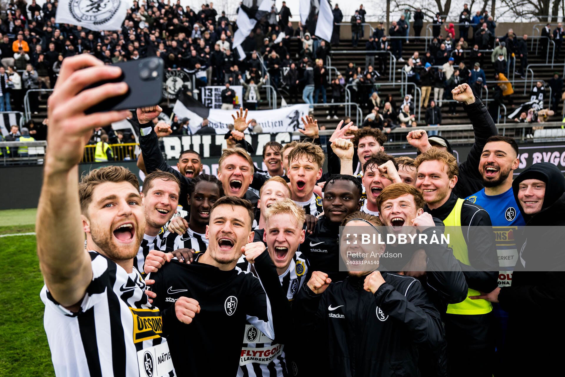 Landskronas Erik Hedenquist jublar och tar en selfie med