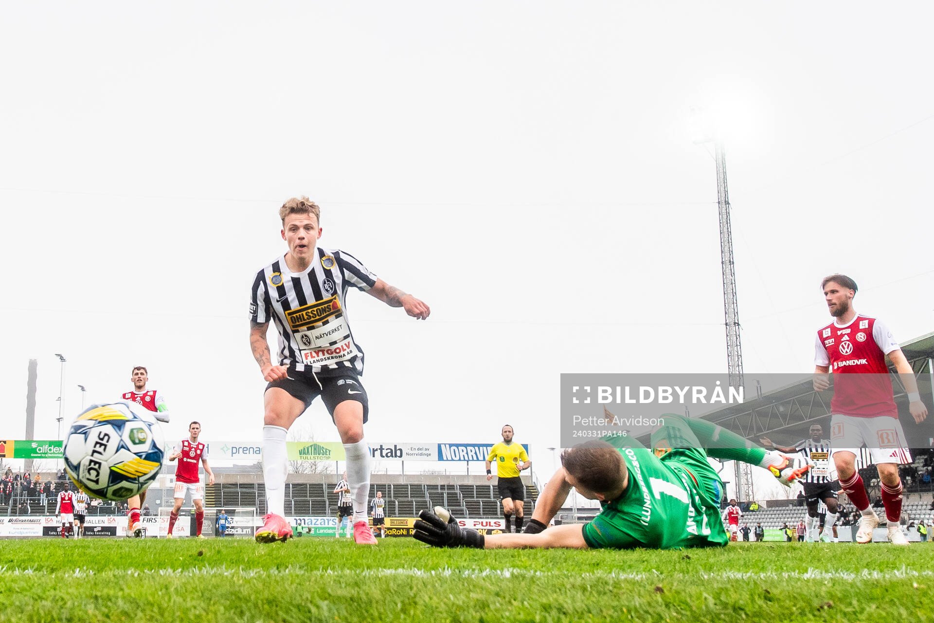 Landskronas Frederik Ihler skjuter in 3-0 målet bakom