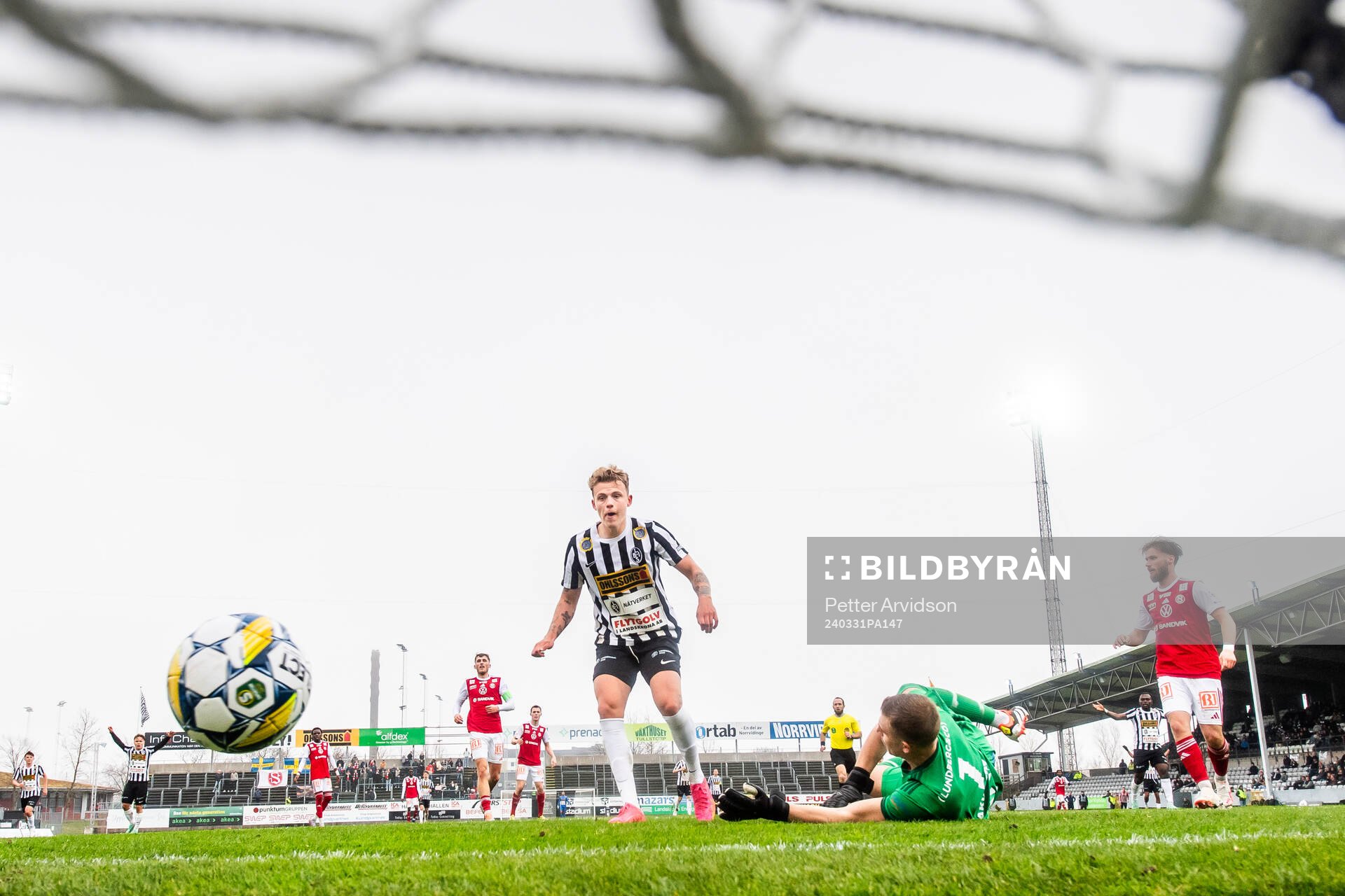 Landskronas Frederik Ihler skjuter in 3-0 målet bakom Sandvikens IFs målvakt Felix Jakobsson under fotbollsmatchen i Superettan mellan Landskrona och Sandvikens IF den 31 mars 2024 i Landskrona.