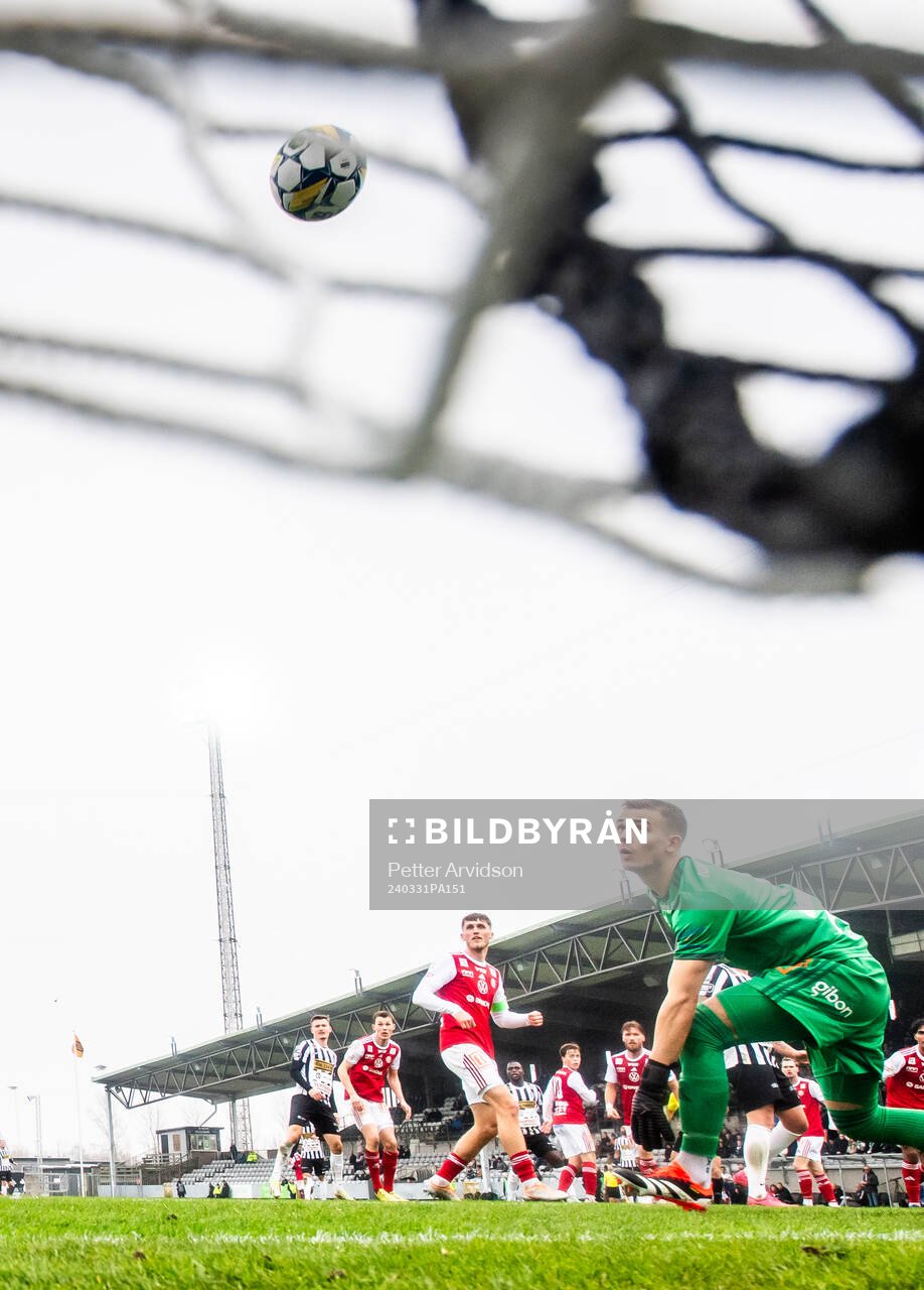 Landskronas Kofi Asare skjuter in 4-0 målet bakom