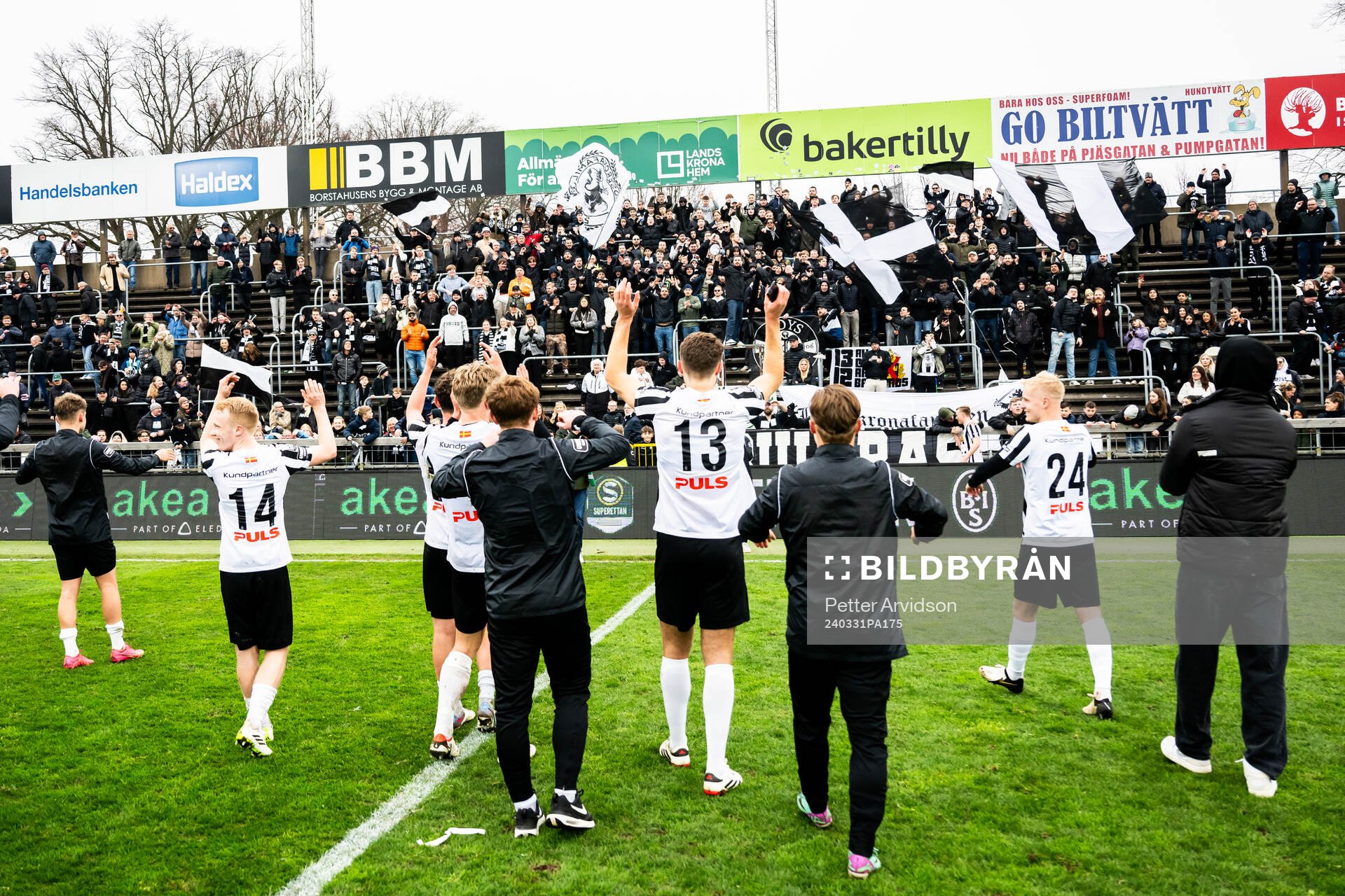 Landskronas spelare tackar sina supportrar