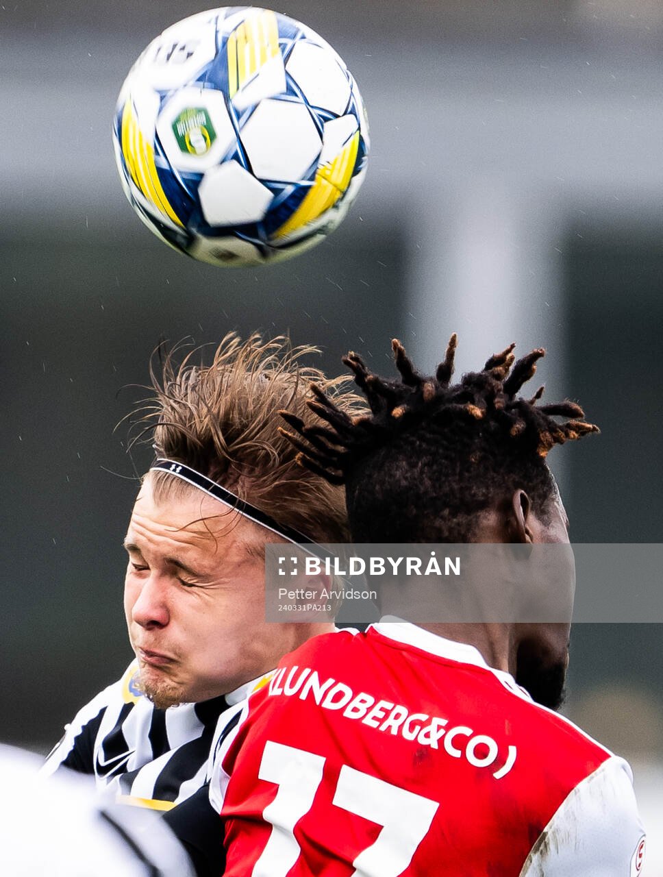 Landskronas Vincent Sundberg och Sandvikens IFs Mamadou Kouyate under fotbollsmatchen i Superettan mellan Landskrona och Sandvikens IF den 31 mars 2024 i Landskrona.