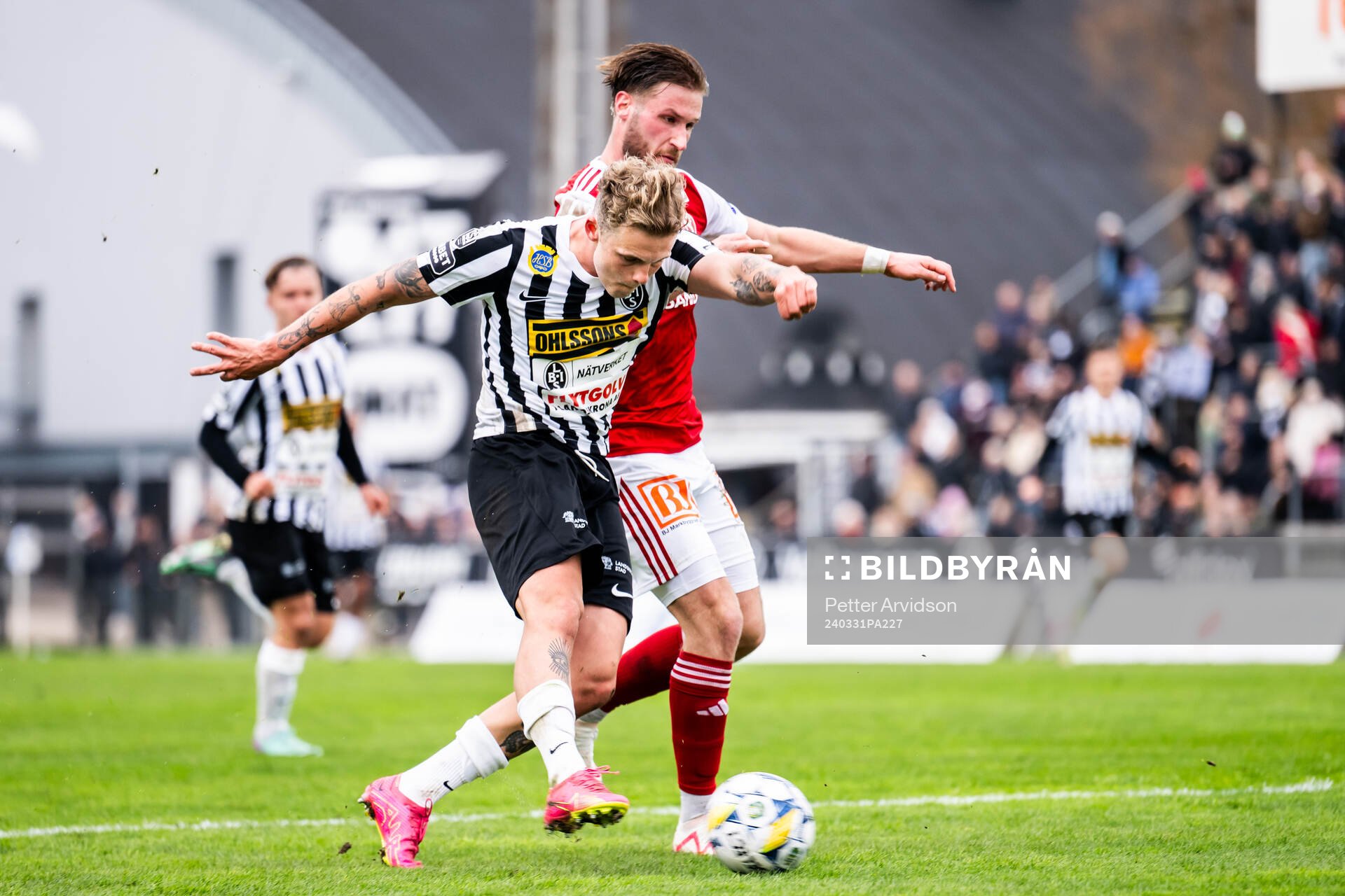Landskronas Vincent Sundberg och Sandvikens IFs Kasper Harletun under fotbollsmatchen i Superettan mellan Landskrona och Sandvikens IF den 31 mars 2024 i Landskrona.