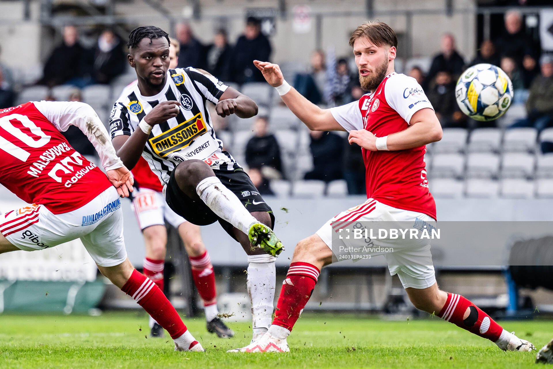 Landskronas Kofi Asare och Sandvikens IFs Kasper Harletun