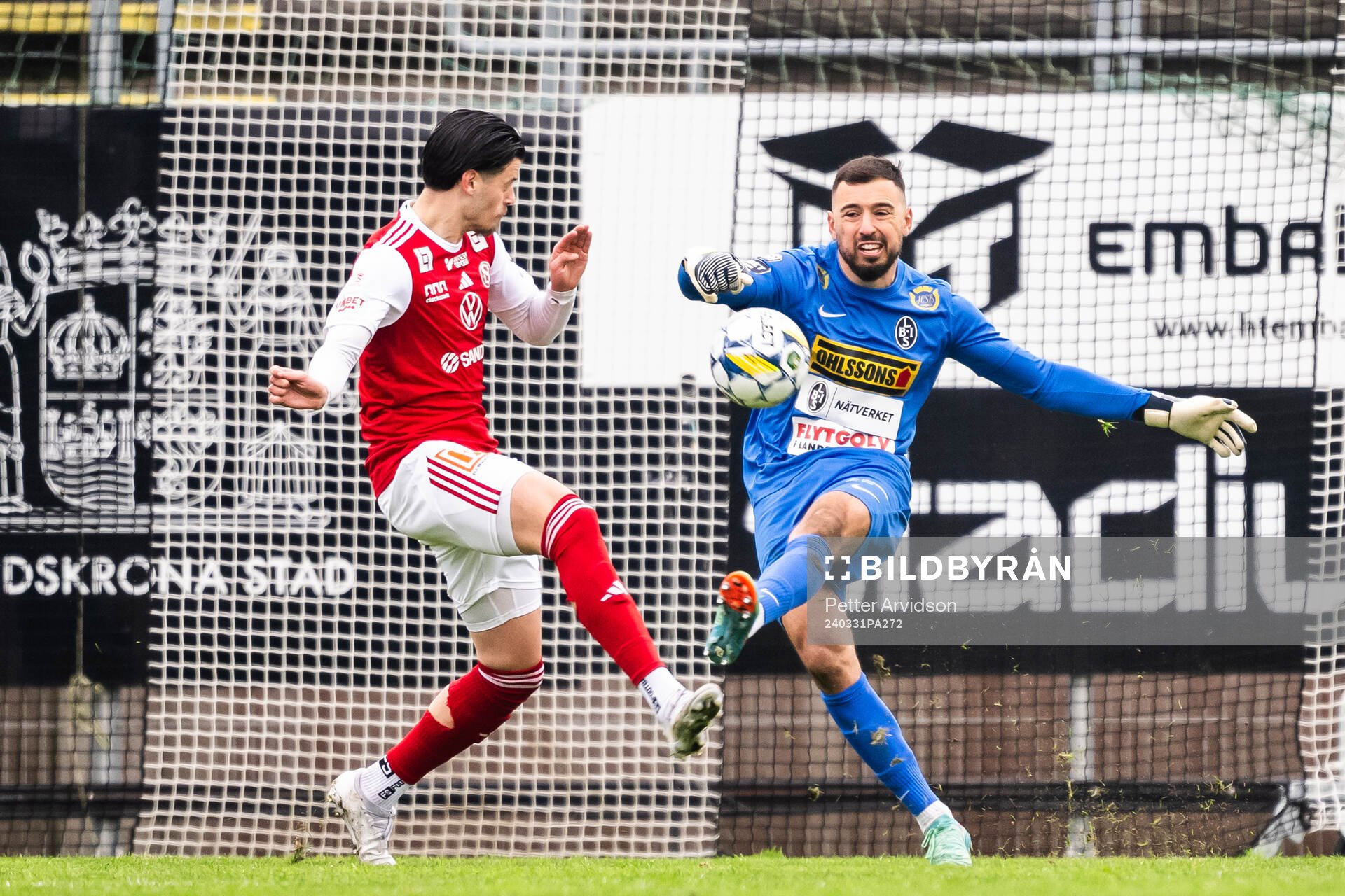 Sandvikens IFs Alexandar Mutic och Landskronas målvakt Amr