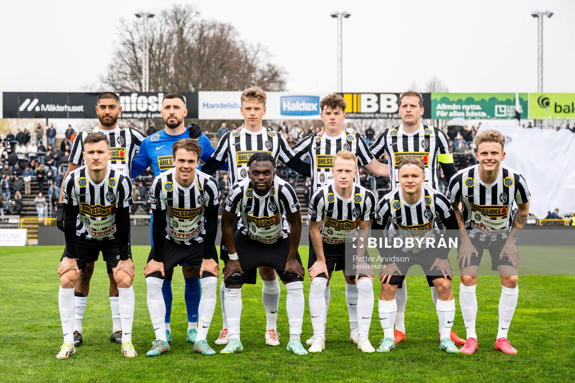 Landskronas startelva ställer upp för en lagbild, övre