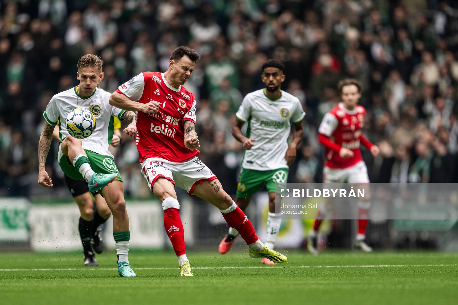 Hammarbys Fredrik Hammar och Kalmars Melker Hallberg under fotbollsmatchen i Allsvenskan mellan Hammarby och Kalmar den 31 mars 2024 i Stockholm.