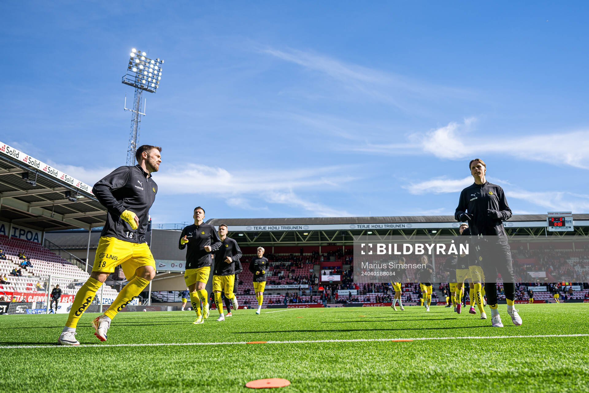 Brede Moe and Ulrik Saltnes of Bodø/Glimt warms up
