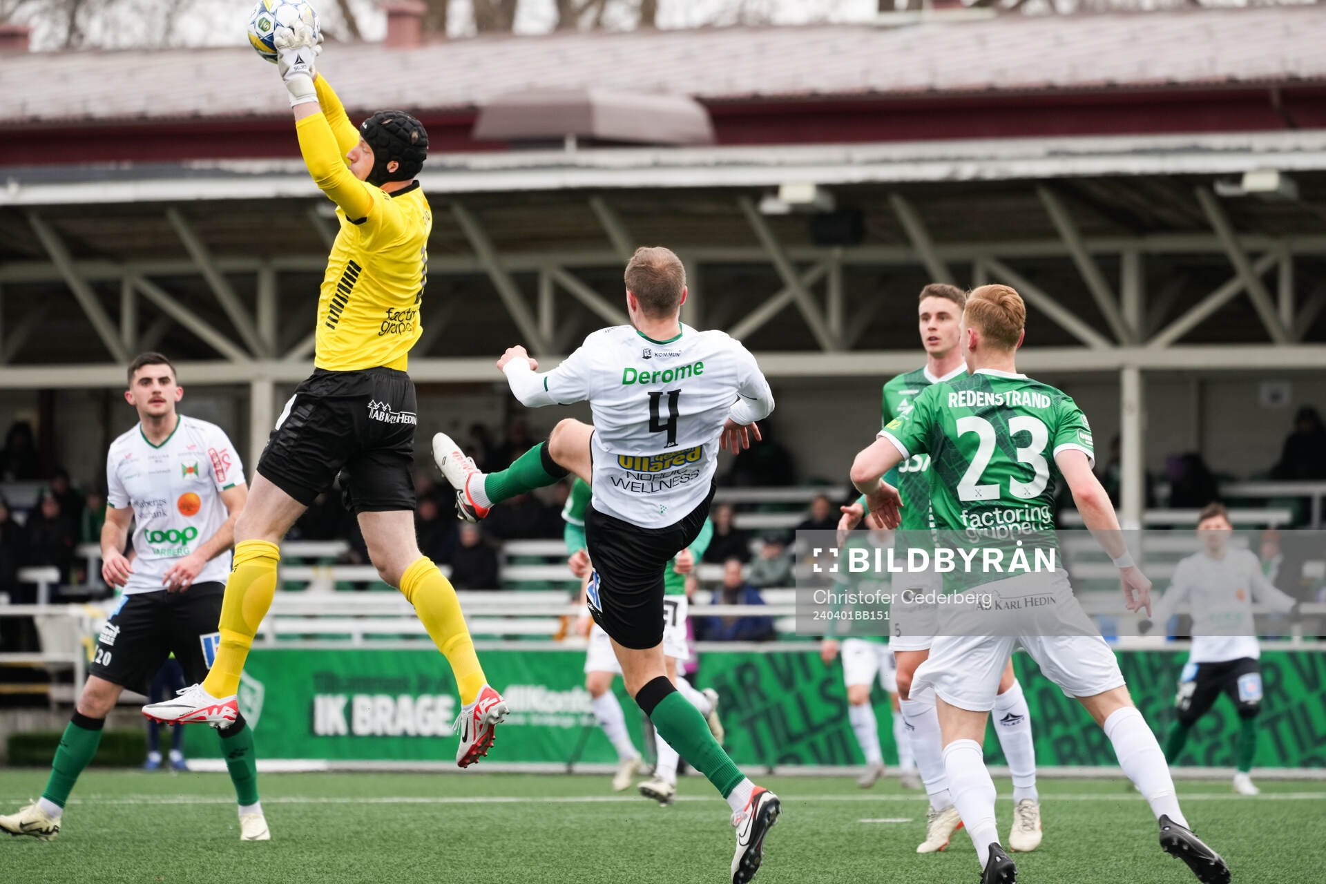 Brages målvakt Viktor Frodig och Varbergs Niklas Dahlström