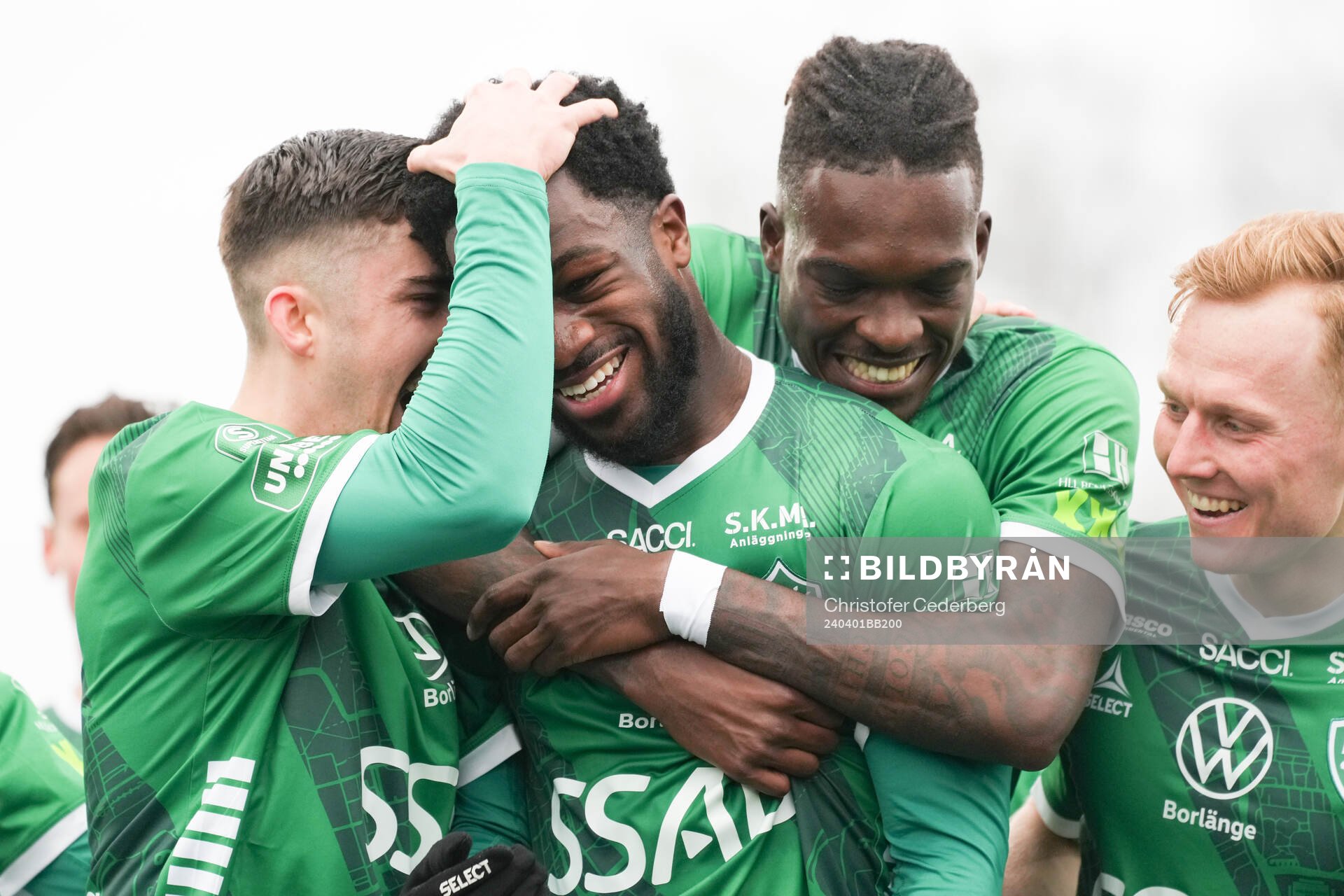 Brages Kevin Appiah Nyarko jublar med lagkamrater