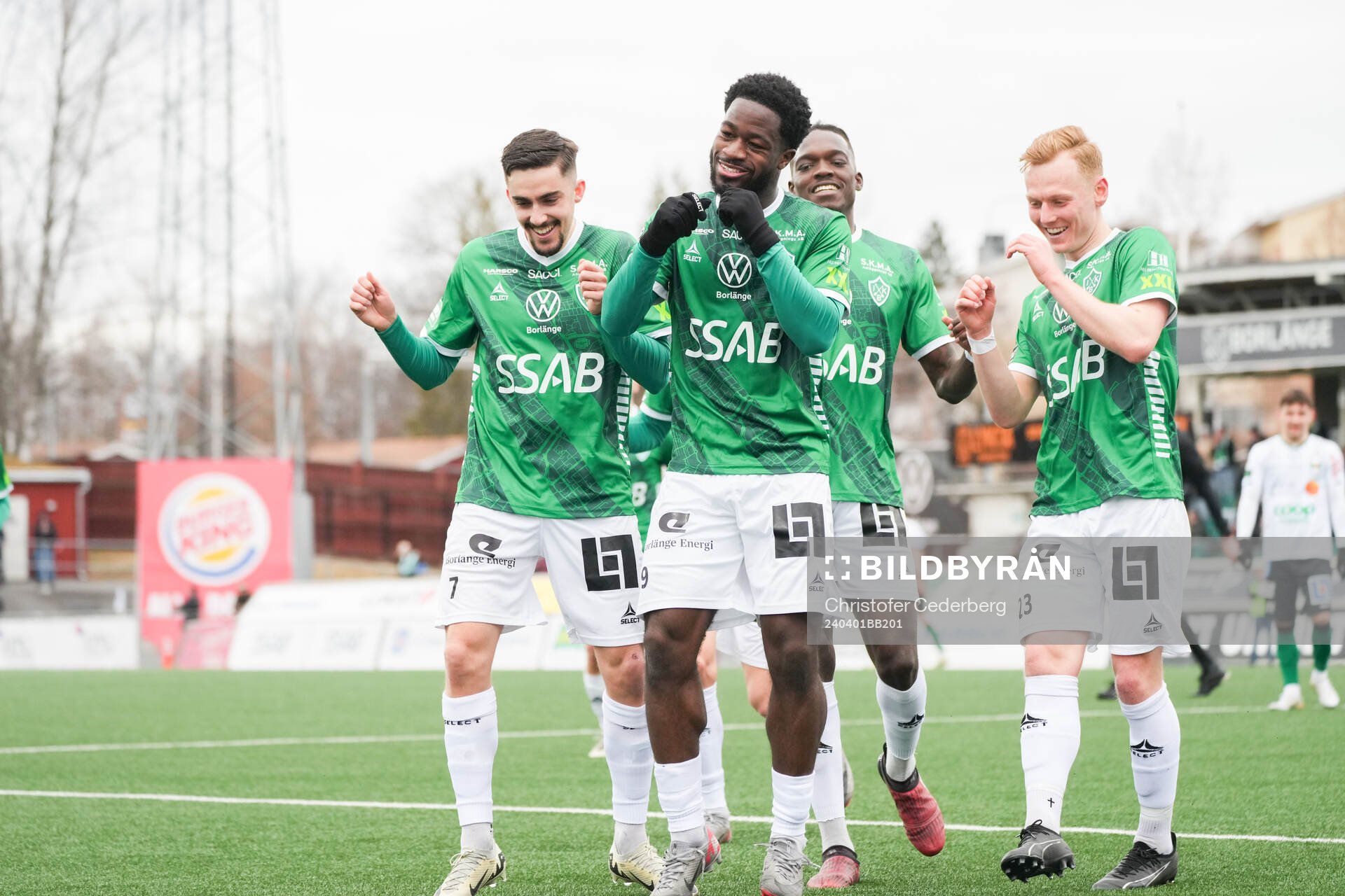 Brages Kevin Appiah Nyarko jublar med lagkamrater