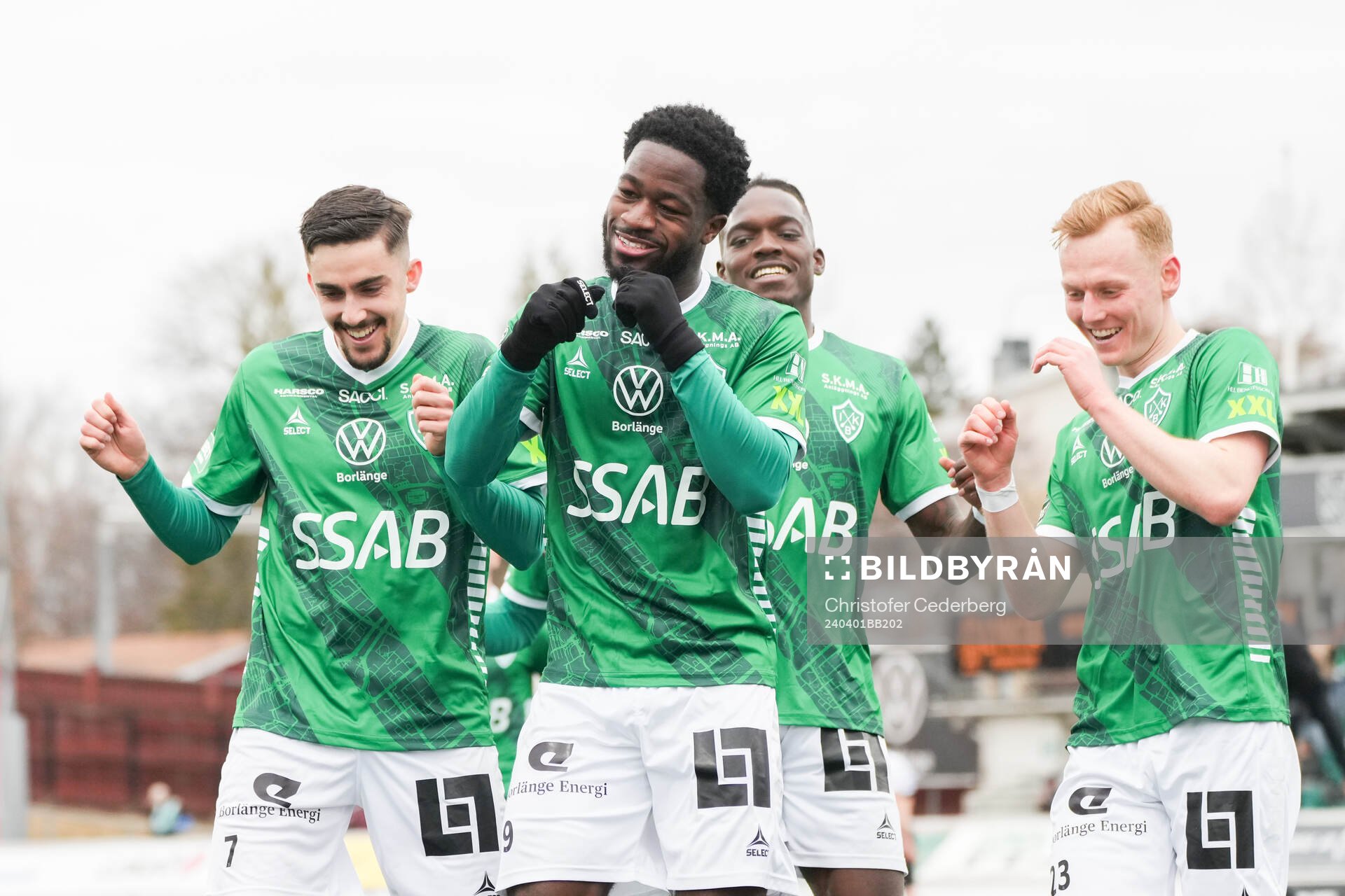 Brages Kevin Appiah Nyarko jublar med lagkamrater