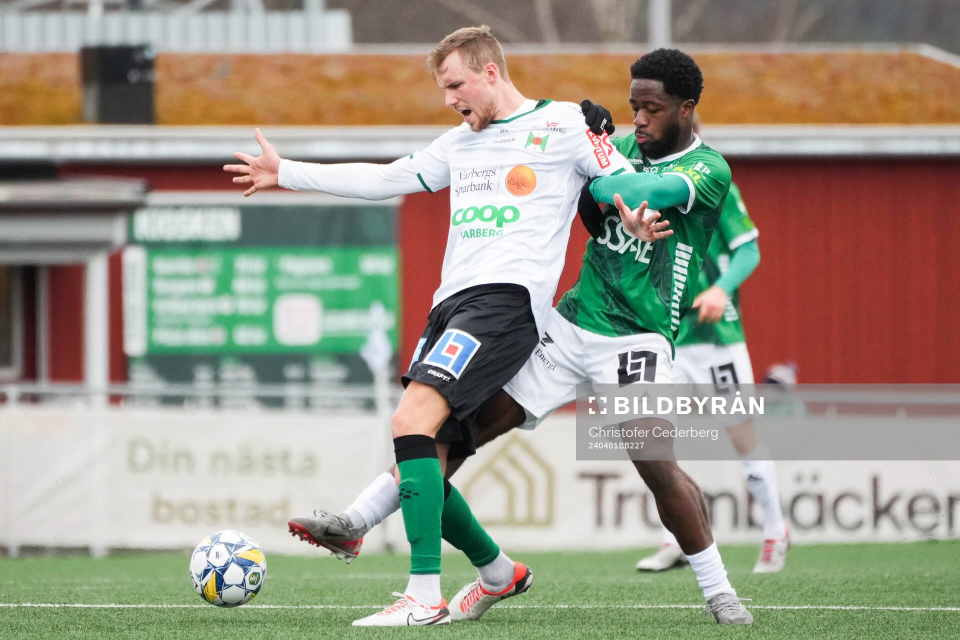 Varbergs Niklas Dahlström och Brages Kevin Appiah Nyarko