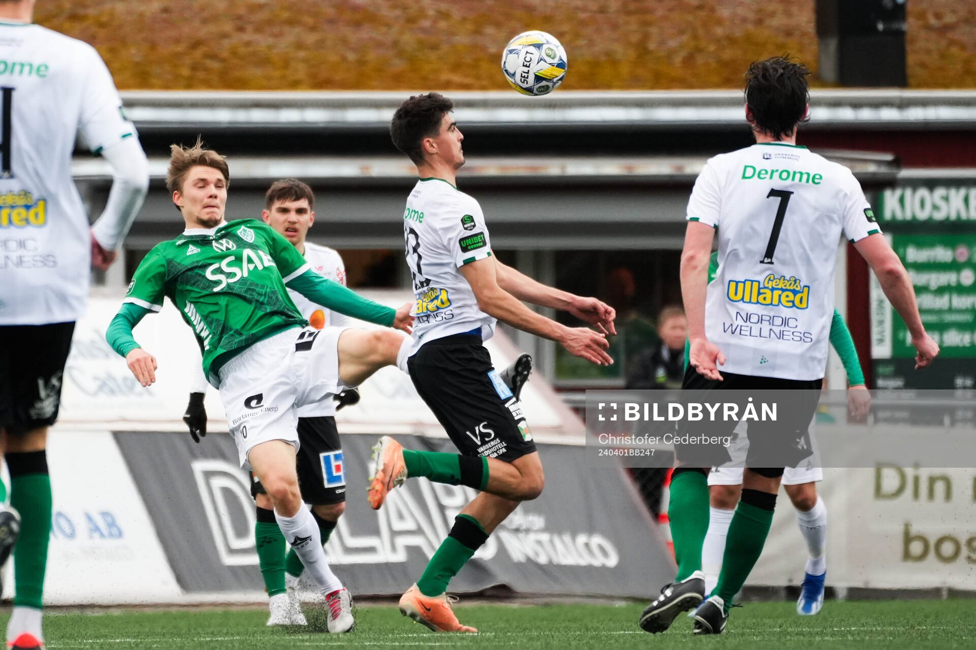 Brages Gustav Berggren och Varbergs Marc Ante Tokich under fotbollsmatchen i Superettan mellan Brage och Varberg den 1 april 2024 i Borlänge.