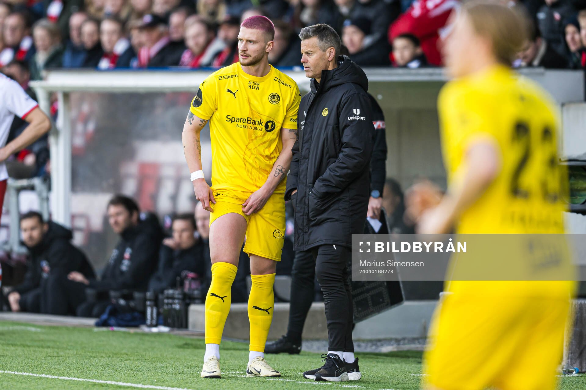 Kasper Høgh of Bodø/Glimt and Kjetil Knutsen, head coach of Bodø/Glimt, during the Eliteserien match between Fredrikstad and Bodø/Glimt on April 1, 2024 in Fredrikstad.
