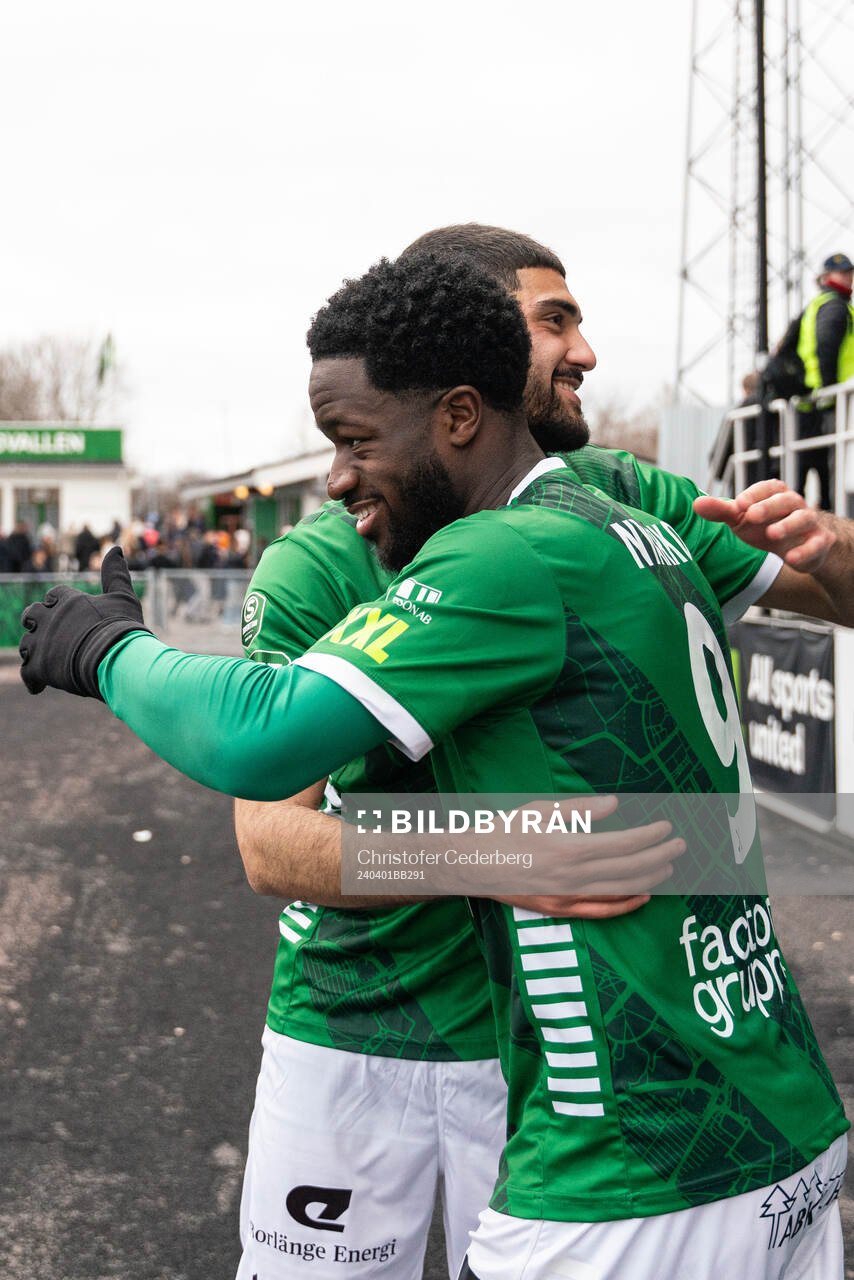 Brages Ömur Pektas och Kevin Appiah Nyarko jublar