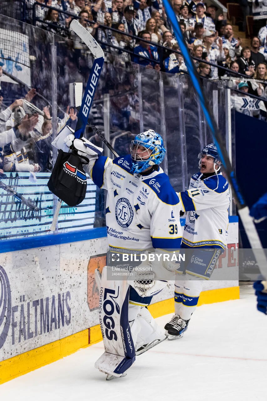 Leksands målvakt Filip Larsson jublar