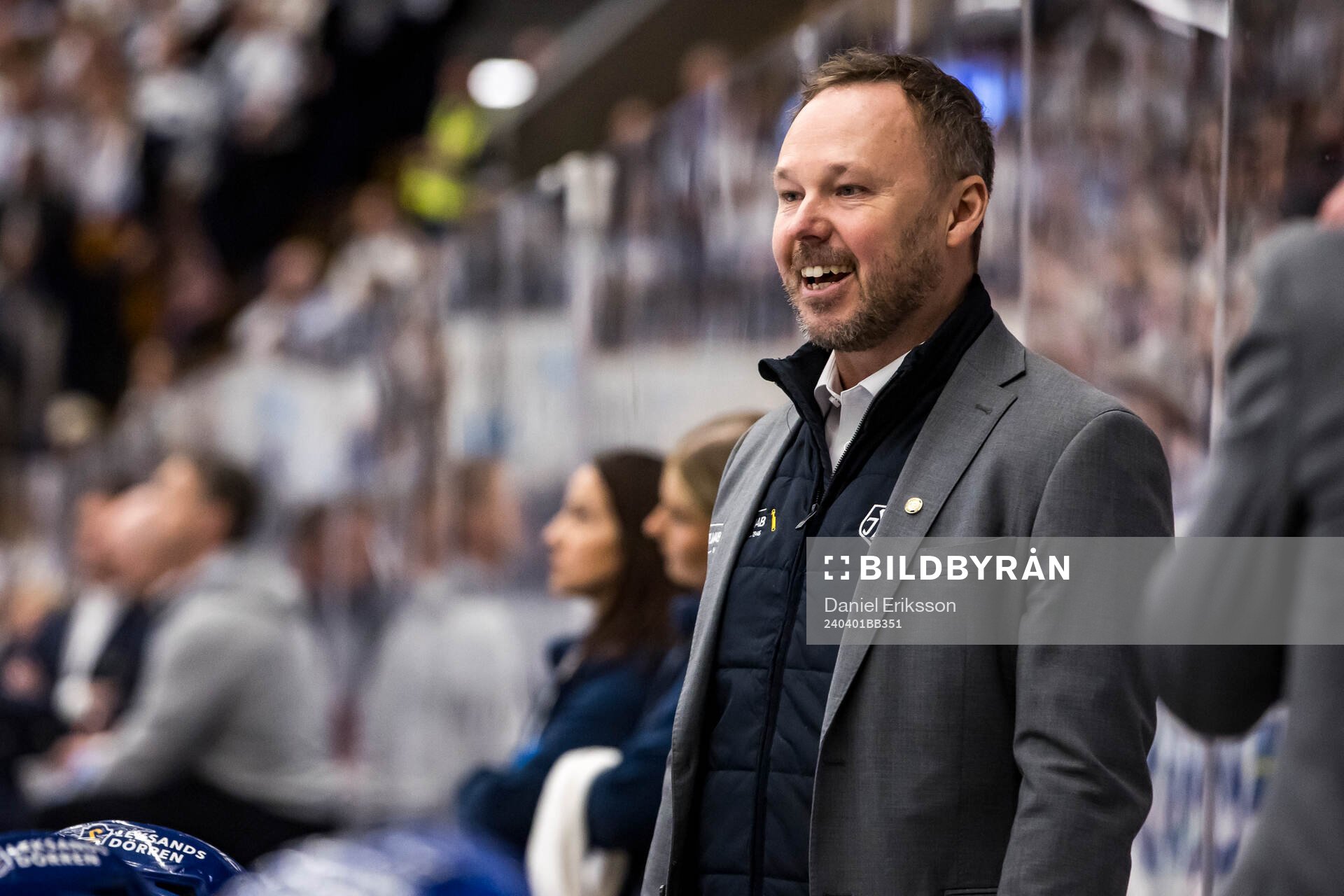 Leksands assisterande tränare Mikael Karlberg jublar