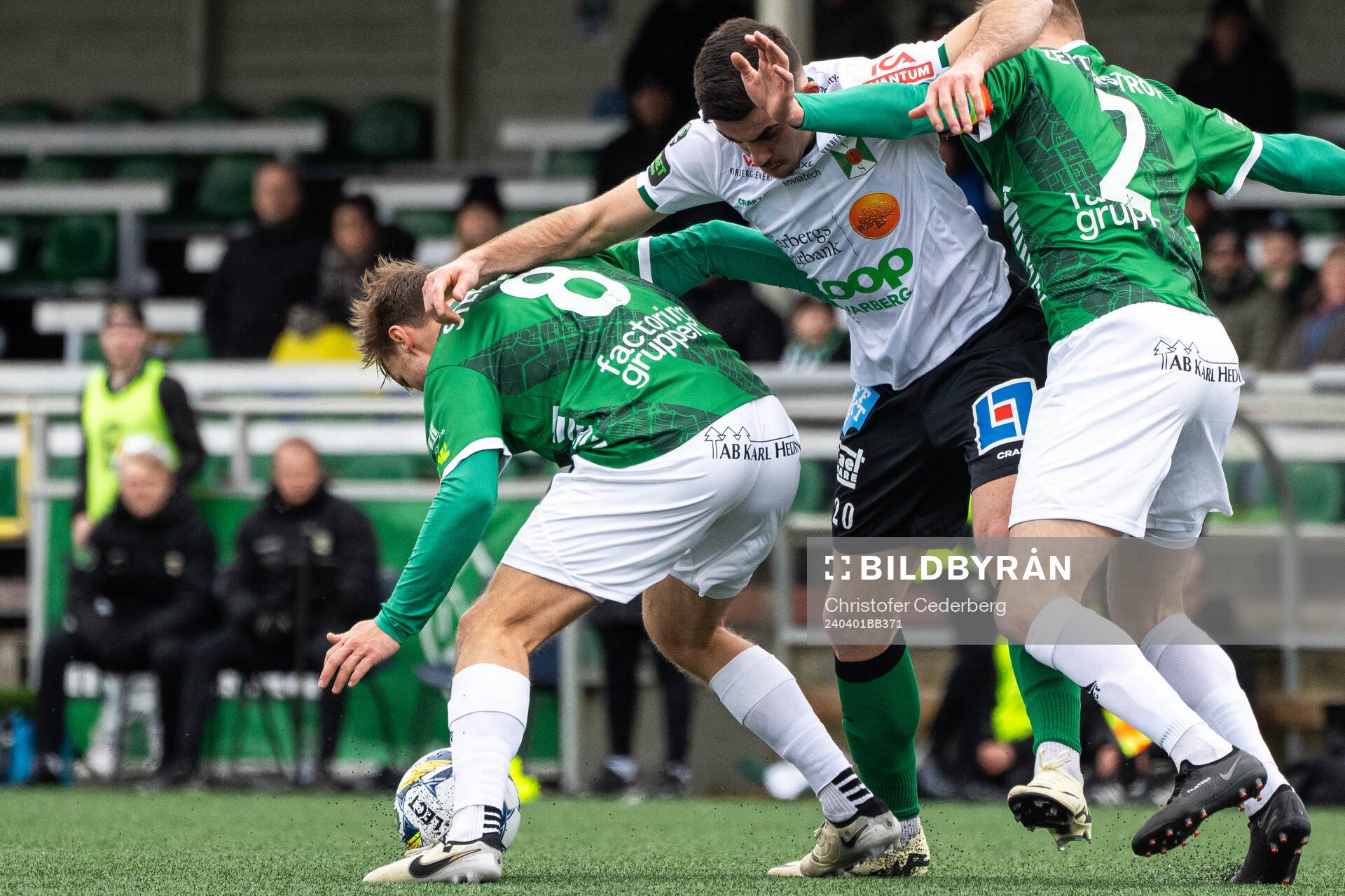 Brages Jacob Stensson och Varbergs Aulon Bitiqi och Brages Alexander Zetterström under fotbollsmatchen i Superettan mellan Brage och Varberg den 1 april 2024 i Borlänge.