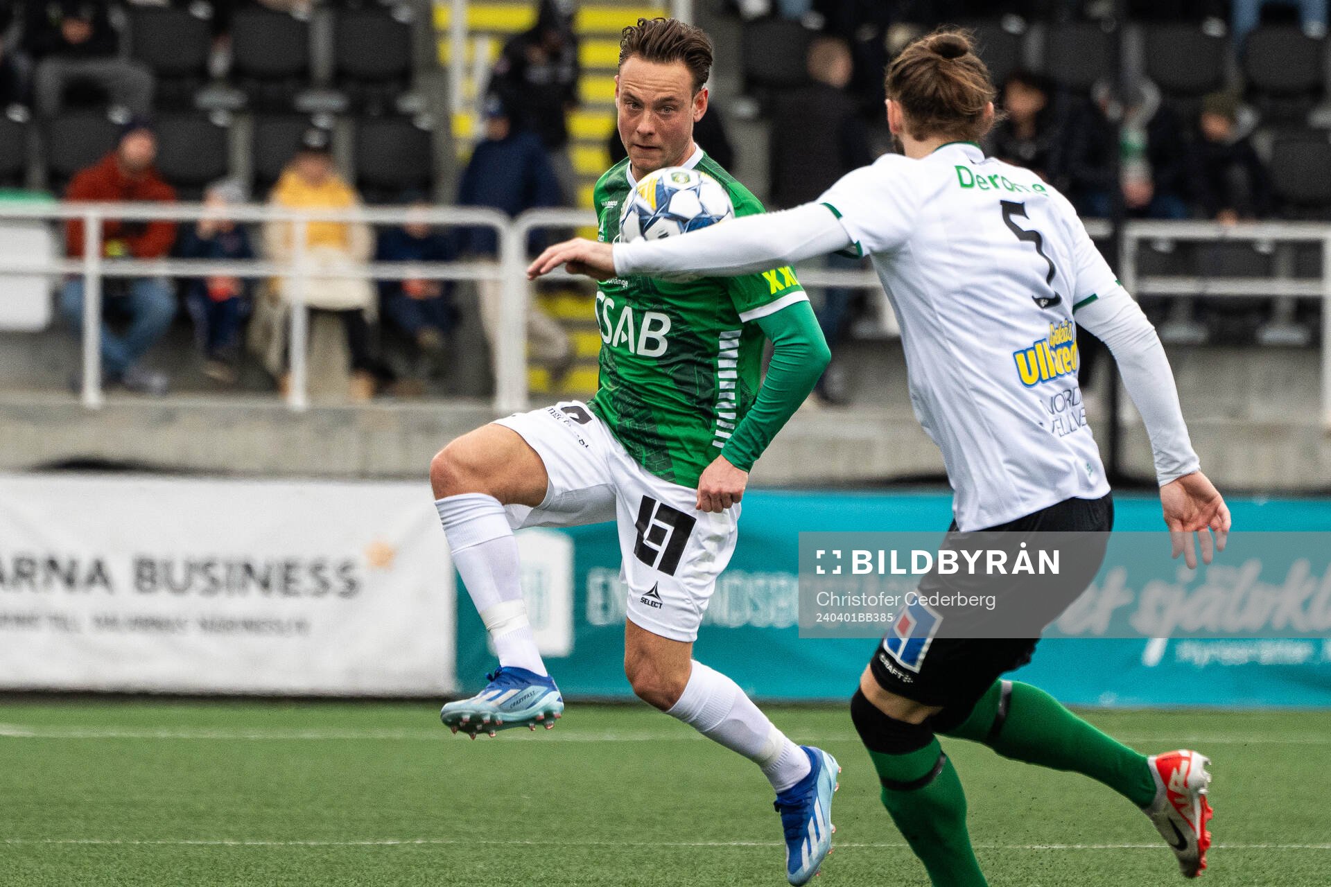 Brages Cesar Weilid och Varbergs Oskar Sverrisson under fotbollsmatchen i Superettan mellan Brage och Varberg den 1 april 2024 i Borlänge.