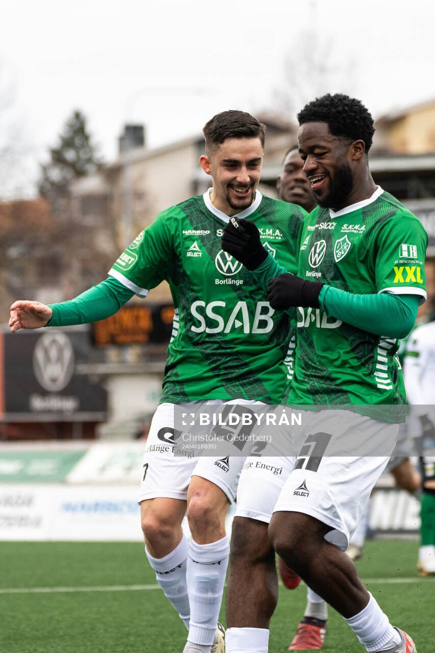 Brages Emil Tot Wikström och Kevin Appiah Nyarko jublar