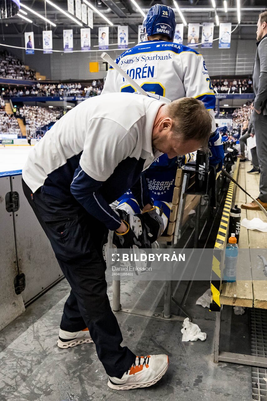 Leksands materialförvaltare Jonas Levén byter skenor på